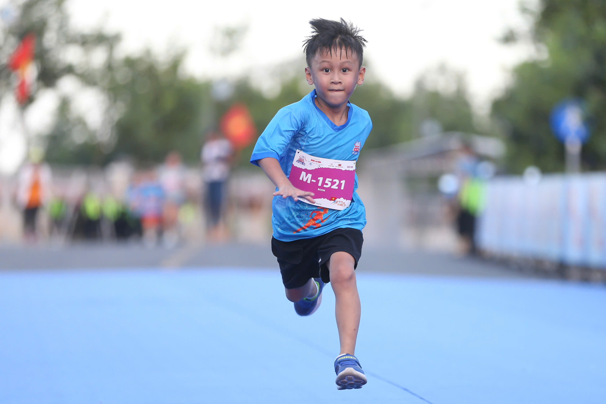 Runner nh&iacute; l&agrave;m n&oacute;ng đường chạy Giải Half-marathon "Tự h&agrave;o Tổ quốc t&ocirc;i" lần 2-2025- Ảnh 8.