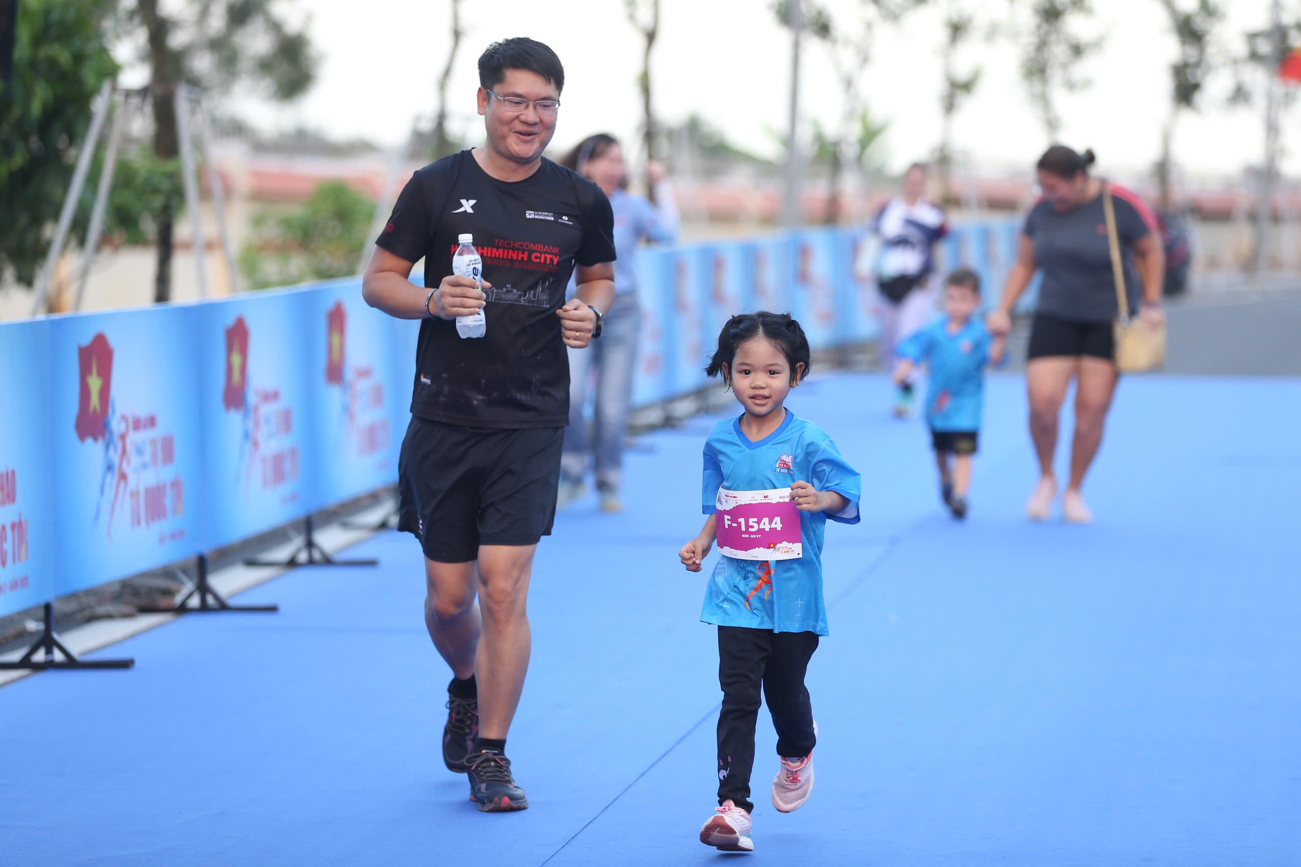 Runner nh&iacute; l&agrave;m n&oacute;ng đường chạy Giải Half-marathon "Tự h&agrave;o Tổ quốc t&ocirc;i" lần 2-2025- Ảnh 11.