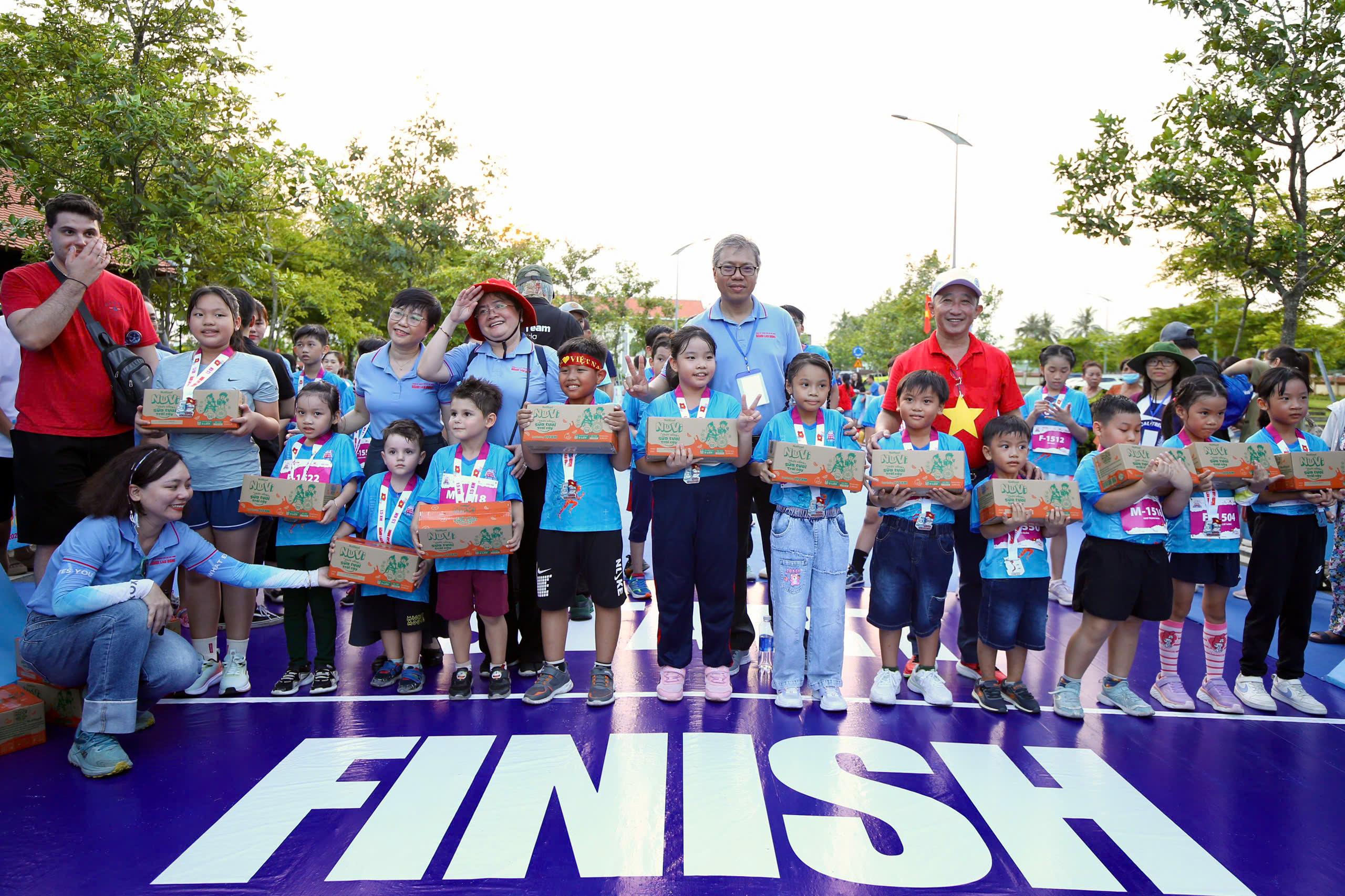Runner nh&iacute; l&agrave;m n&oacute;ng đường chạy Giải Half-marathon "Tự h&agrave;o Tổ quốc t&ocirc;i" lần 2-2025- Ảnh 19.