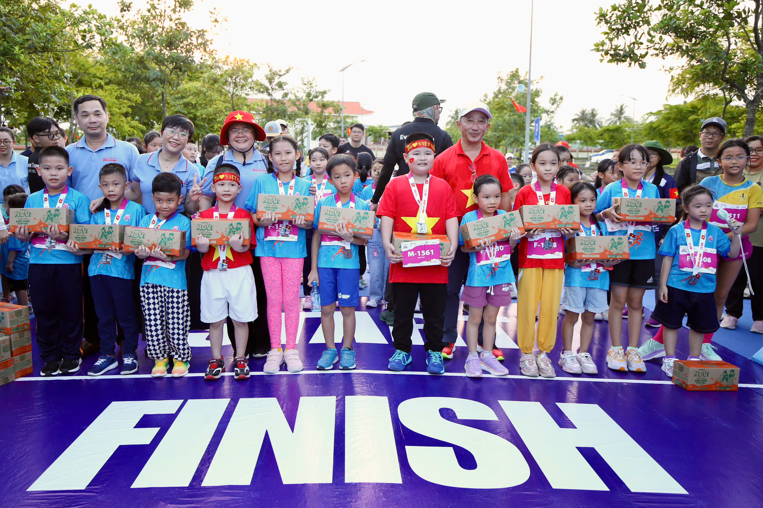 Runner nh&iacute; l&agrave;m n&oacute;ng đường chạy Giải Half-marathon "Tự h&agrave;o Tổ quốc t&ocirc;i" lần 2-2025- Ảnh 18.
