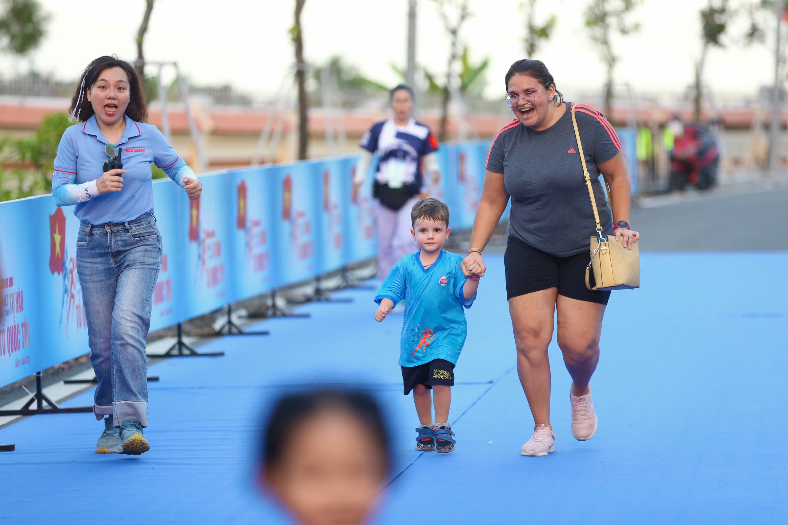 Runner nh&iacute; l&agrave;m n&oacute;ng đường chạy Giải Half-marathon "Tự h&agrave;o Tổ quốc t&ocirc;i" lần 2-2025- Ảnh 12.