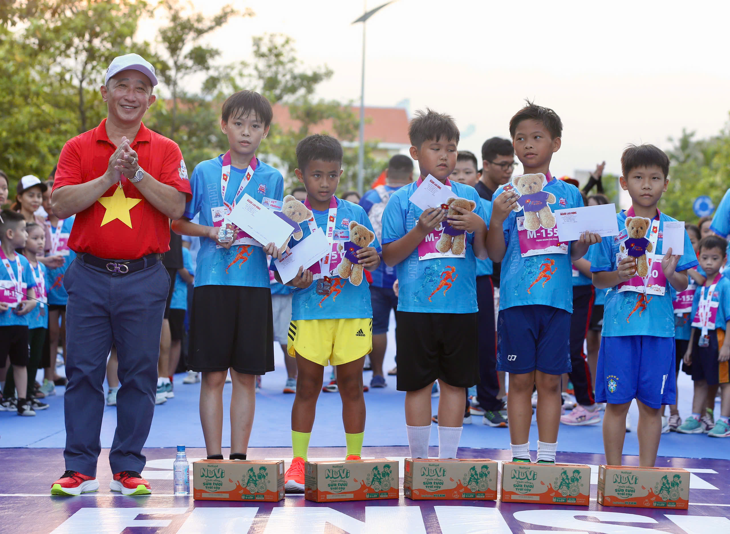 Runner nh&iacute; l&agrave;m n&oacute;ng đường chạy Giải Half-marathon "Tự h&agrave;o Tổ quốc t&ocirc;i" lần 2-2025- Ảnh 15.