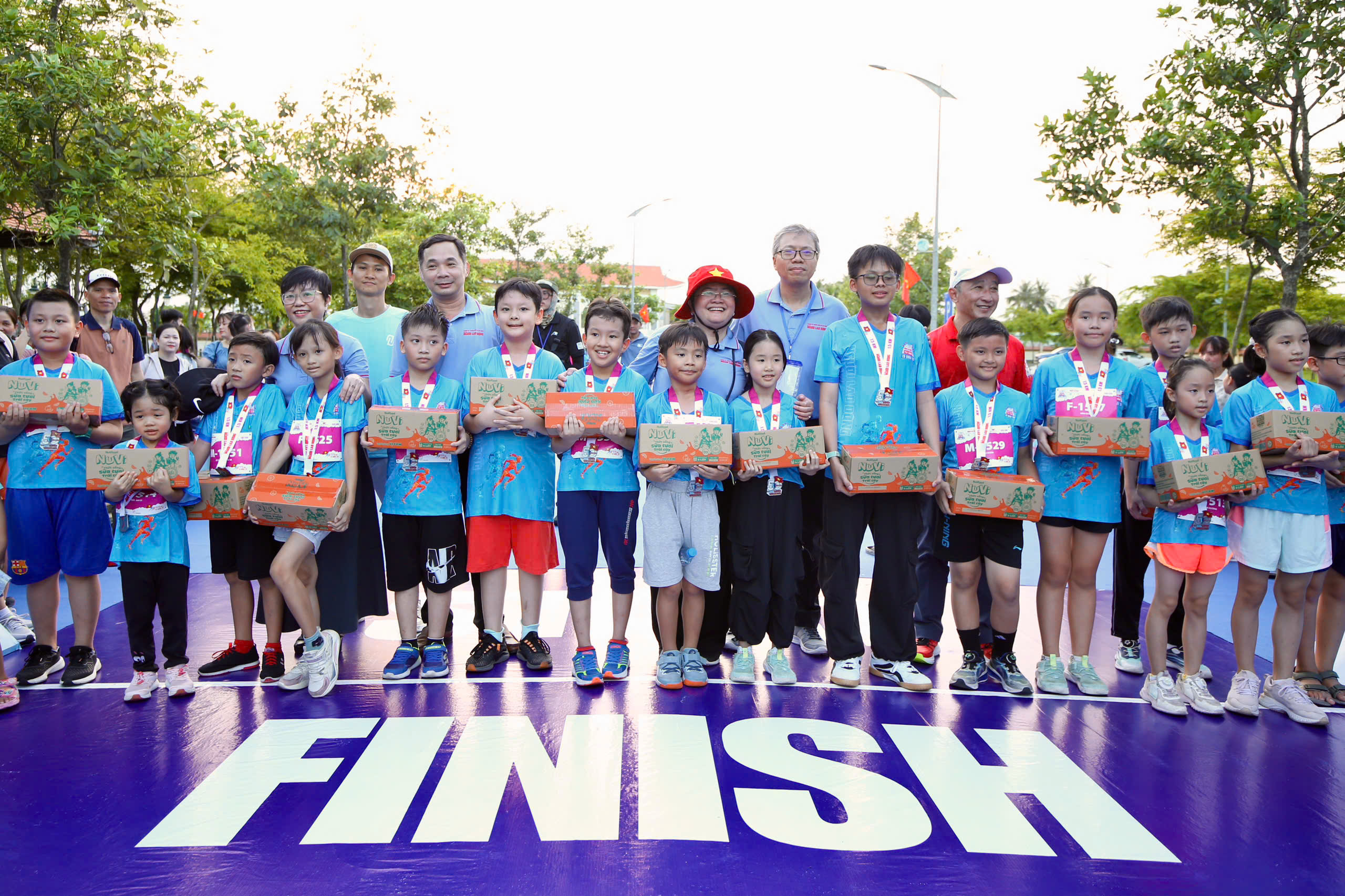Runner nh&iacute; l&agrave;m n&oacute;ng đường chạy Giải Half-marathon "Tự h&agrave;o Tổ quốc t&ocirc;i" lần 2-2025- Ảnh 20.