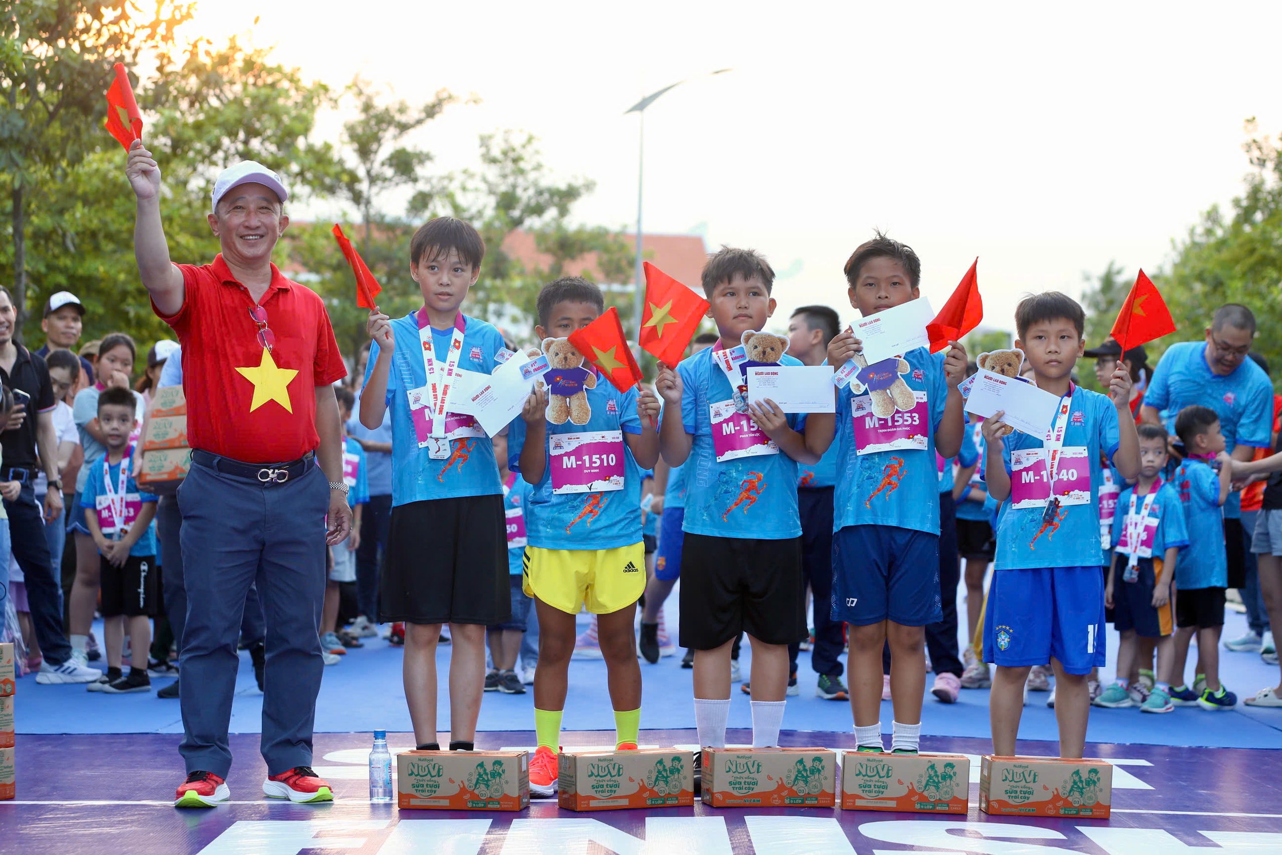 Runner nh&iacute; l&agrave;m n&oacute;ng đường chạy Giải Half-marathon "Tự h&agrave;o Tổ quốc t&ocirc;i" lần 2-2025- Ảnh 16.