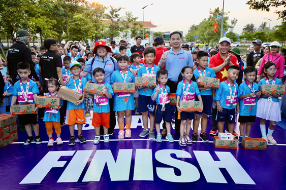 C&aacute;c runner &ldquo;nh&iacute;&rdquo; h&aacute;o hức tranh t&agrave;i tại Giải Half-marathon &ldquo;Tự h&agrave;o Tổ quốc t&ocirc;i&rdquo; lần 2 - 2025 Ảnh: HO&Agrave;NG TRIỀU