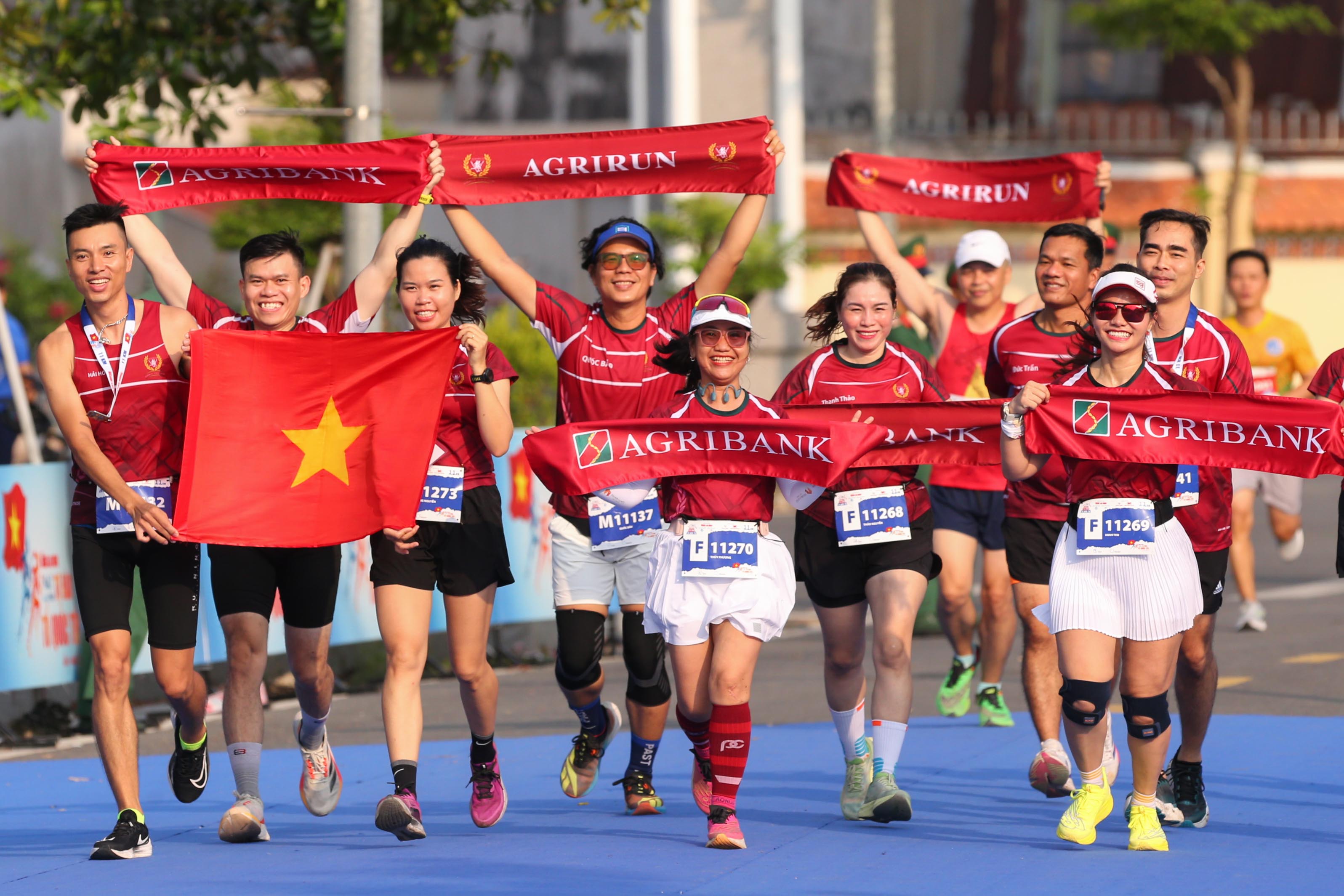 "Tự h&agrave;o Tổ quốc t&ocirc;i" lần 2 - 2025: Những bước chạy s&ocirc;i động tr&ecirc;n l&agrave;ng qu&ecirc; y&ecirc;n ả- Ảnh 11.