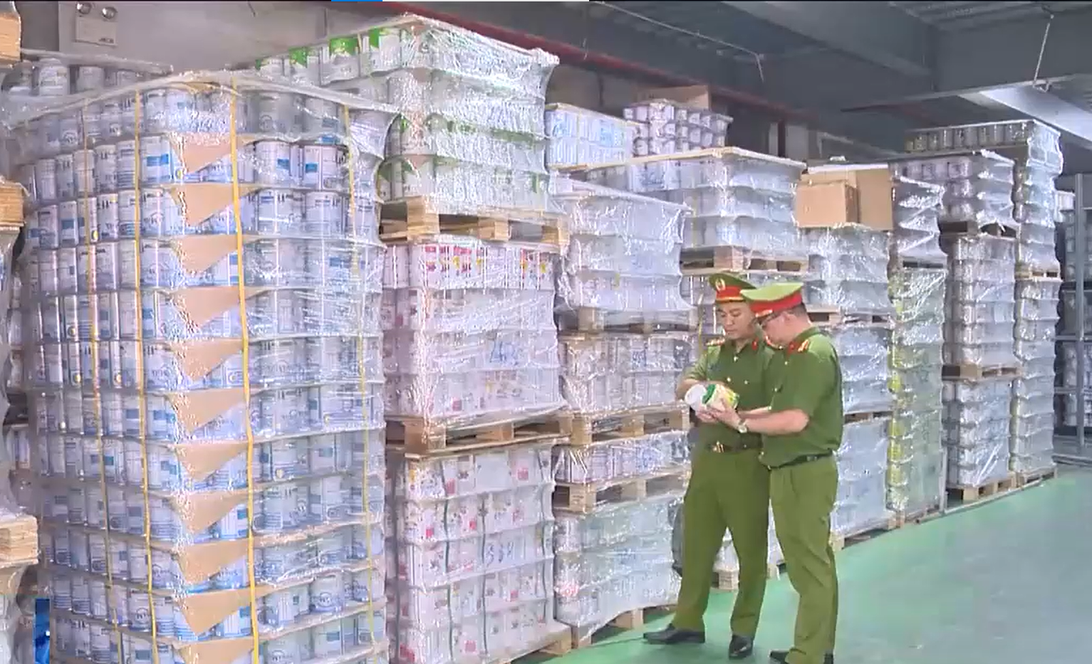 Lực lượng chức năng kiểm tra kho hàng trong đường dây sản xuất 573 loại sữa bột giảẢnh: VTV