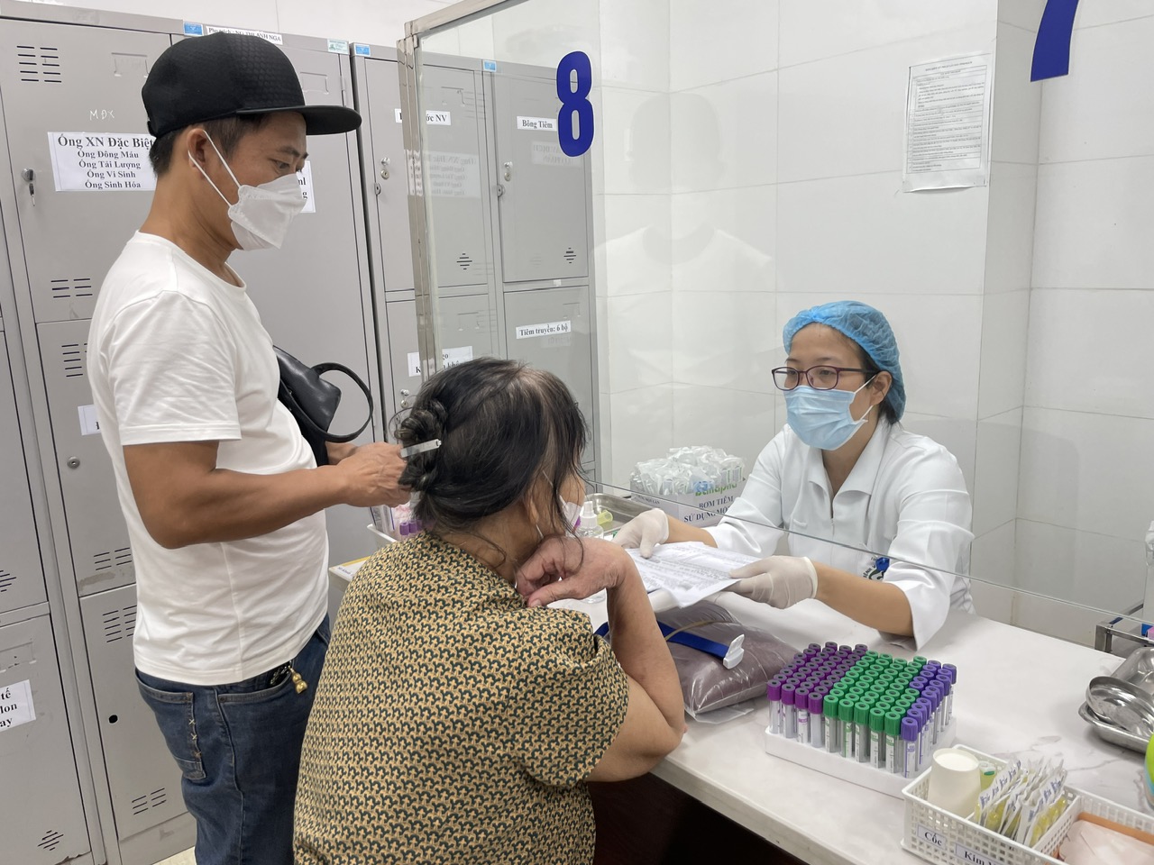 Người dân khám chữa bệnh tại Bệnh viện Bạch Mai (TP Hà Nội)Ảnh: NGỌC DUNG