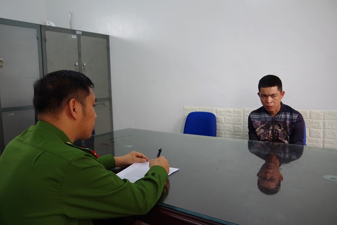 Đang dọn mộ chồng, người phụ nữ bị 2 t&ecirc;n cướp khống chế cướp d&acirc;y chuyền, b&ocirc;ng tai v&agrave;ng- Ảnh 1.