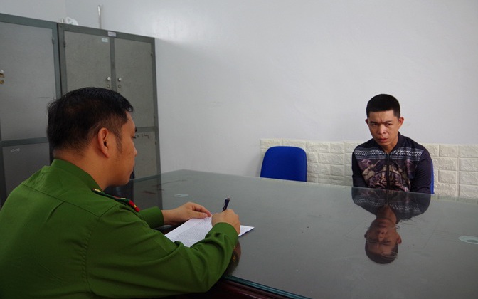 Đang dọn mộ chồng, người phụ nữ bị 2 tên cướp khống chế cướp dây chuyền, bông tai vàng