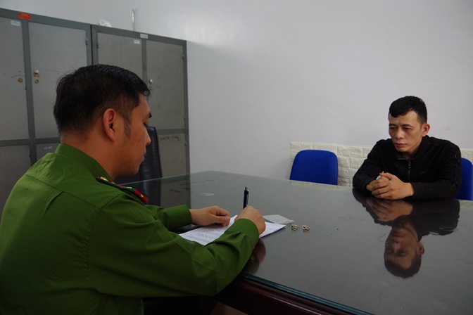 Đang dọn mộ chồng, người phụ nữ bị 2 t&ecirc;n cướp khống chế cướp d&acirc;y chuyền, b&ocirc;ng tai v&agrave;ng- Ảnh 2.