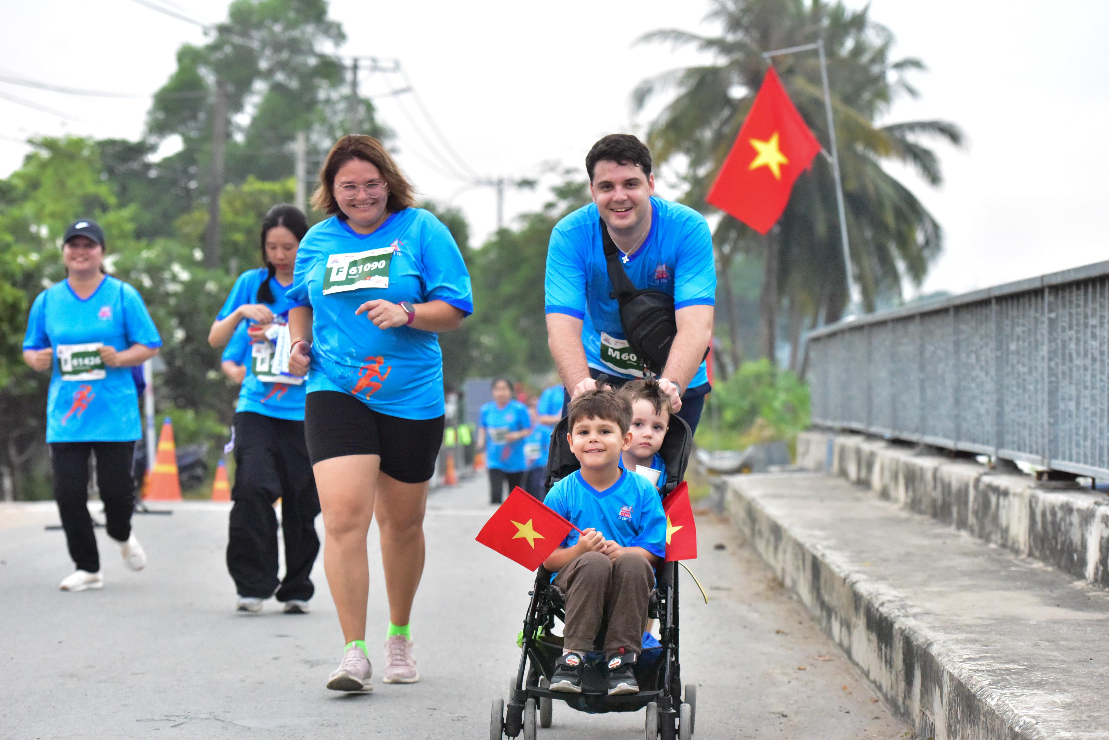 "Tự h&agrave;o Tổ quốc t&ocirc;i" lần 2 - 2025: Những bước chạy s&ocirc;i động tr&ecirc;n l&agrave;ng qu&ecirc; y&ecirc;n ả- Ảnh 5.
