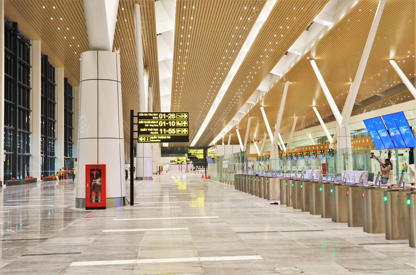 Nh&agrave; ga T3 T&acirc;n Sơn Nhất đ&oacute;n những chuyến bay đầu ti&ecirc;n ng&agrave;y 17-4- Ảnh 10.