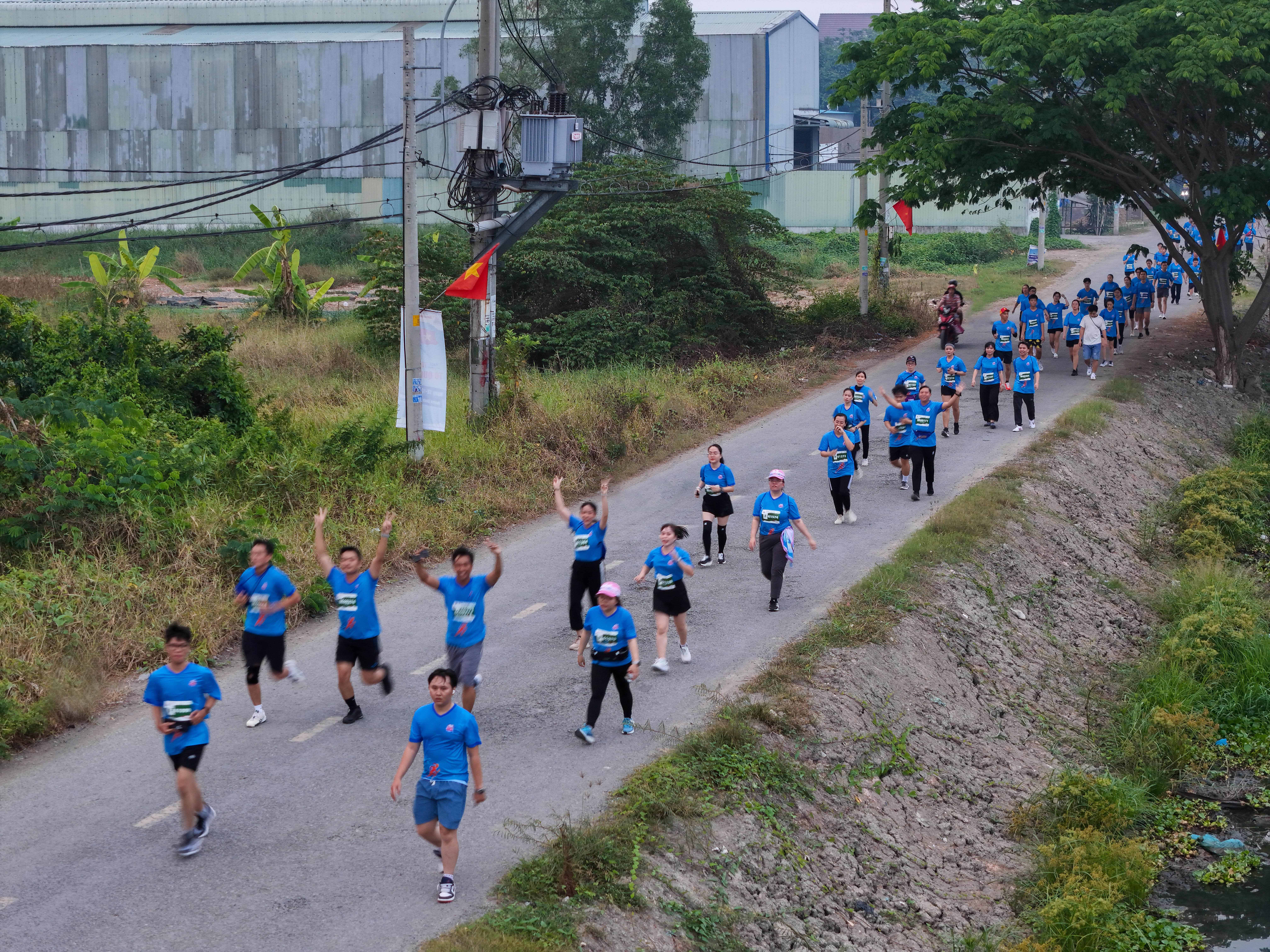 "Tự h&agrave;o Tổ quốc t&ocirc;i" lần 2 - 2025: Những bước chạy s&ocirc;i động tr&ecirc;n l&agrave;ng qu&ecirc; y&ecirc;n ả- Ảnh 9.