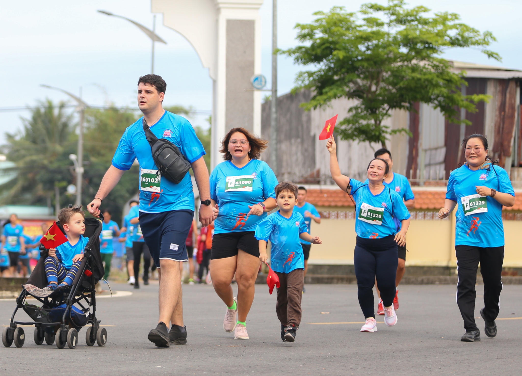 Giải half marathon "Tự h&agrave;o Tổ quốc t&ocirc;i" lần 2 - 2025: Niềm vui của c&aacute;c runner nh&iacute; v&agrave; gia đ&igrave;nh- Ảnh 10.