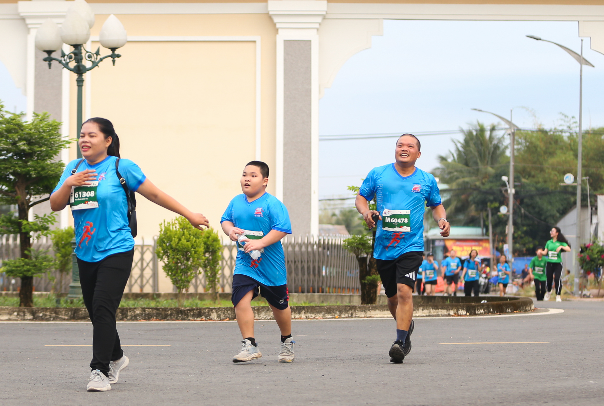 Giải half marathon "Tự h&agrave;o Tổ quốc t&ocirc;i" lần 2 - 2025: Niềm vui của c&aacute;c runner nh&iacute; v&agrave; gia đ&igrave;nh- Ảnh 4.