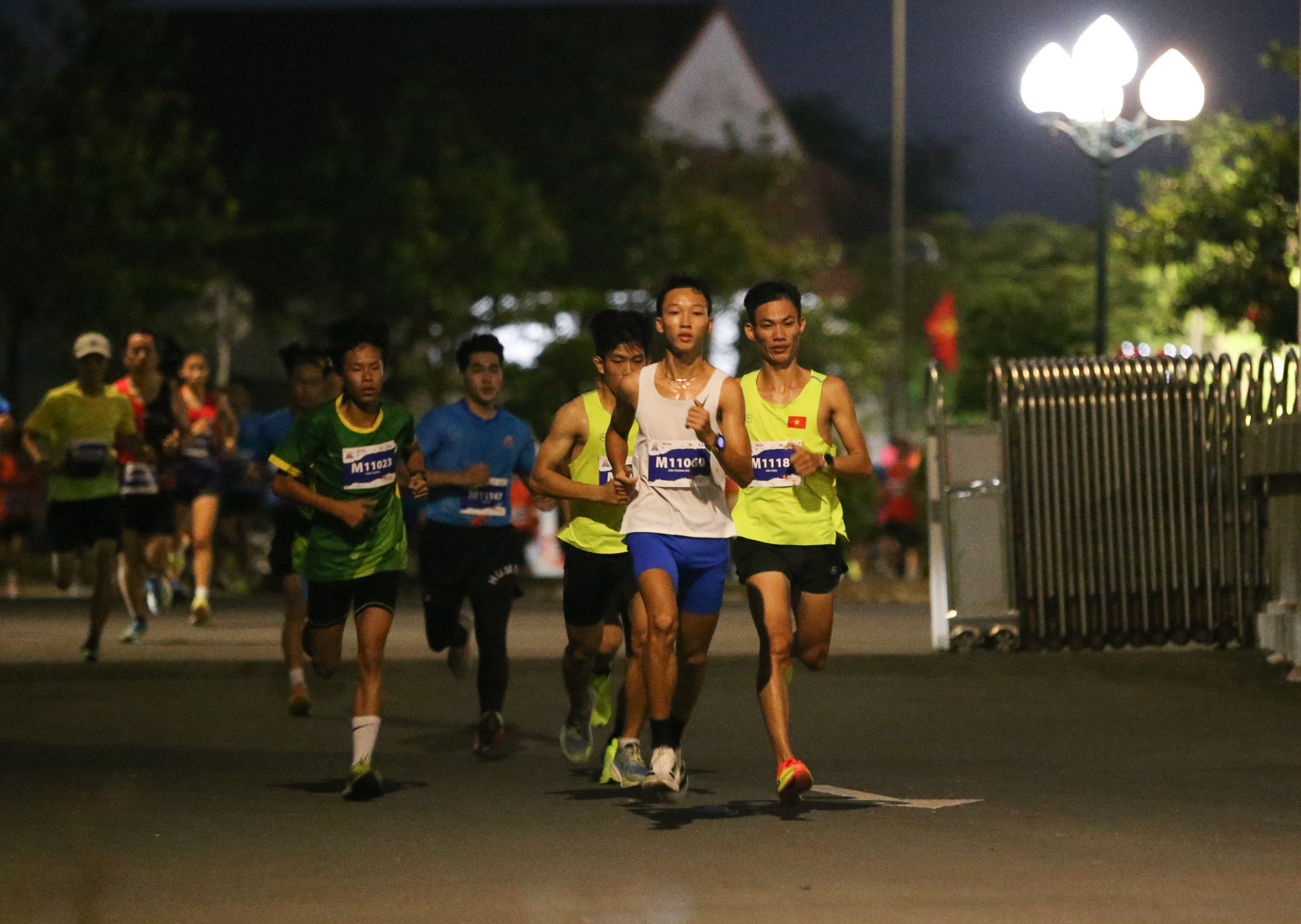 "Tự h&agrave;o Tổ quốc t&ocirc;i" lần 2-2025: X&uacute;c động h&igrave;nh ảnh c&aacute;c chiến sĩ ch&agrave;o điều lệnh runner lớn tuổi- Ảnh 1.
