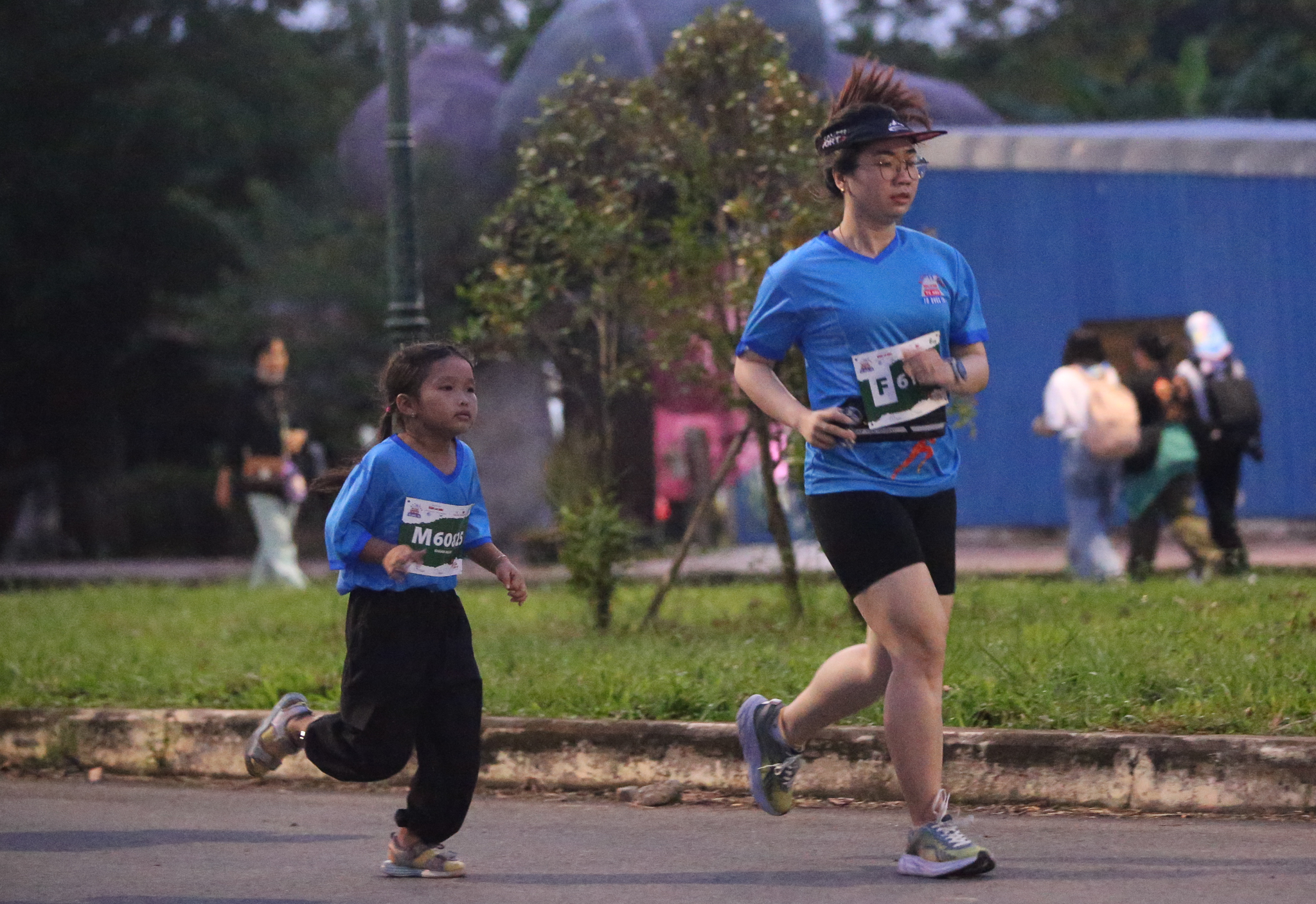 Giải half marathon "Tự h&agrave;o Tổ quốc t&ocirc;i" lần 2 - 2025: Niềm vui của c&aacute;c runner nh&iacute; v&agrave; gia đ&igrave;nh- Ảnh 1.