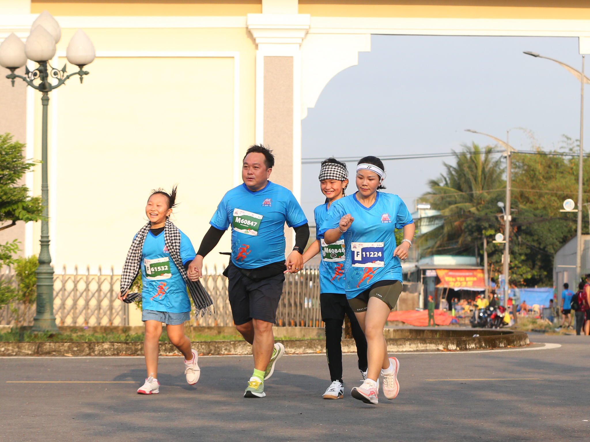 Giải half marathon "Tự h&agrave;o Tổ quốc t&ocirc;i" lần 2 - 2025: Niềm vui của c&aacute;c runner nh&iacute; v&agrave; gia đ&igrave;nh- Ảnh 2.