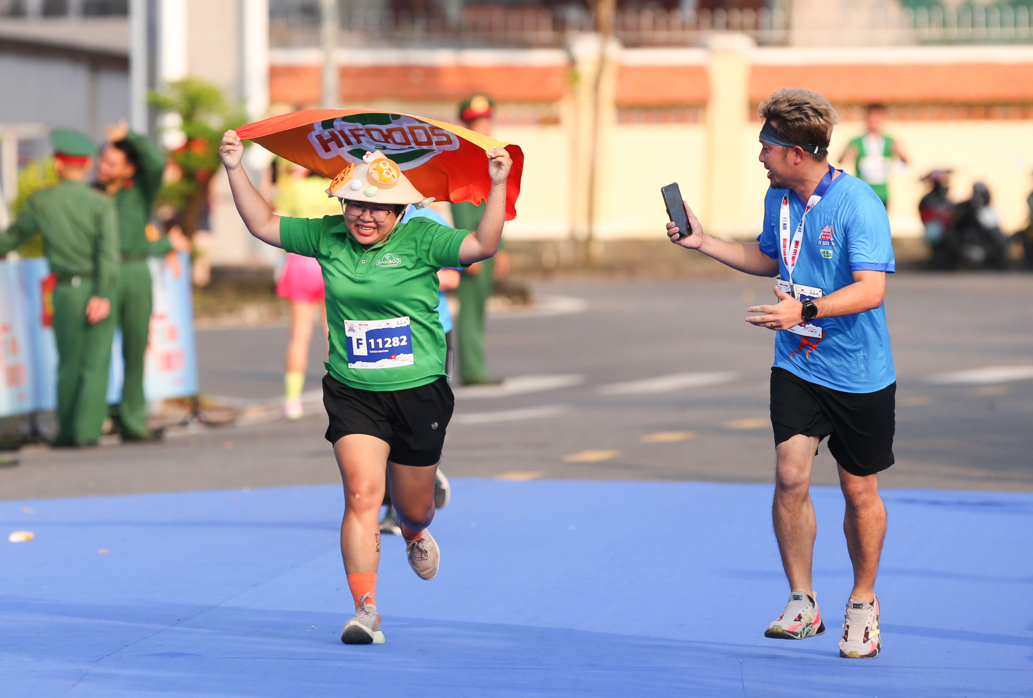 Giải half marathon "Tự h&agrave;o Tổ quốc t&ocirc;i" lần 2 - 2025: Niềm vui của c&aacute;c runner nh&iacute; v&agrave; gia đ&igrave;nh- Ảnh 14.
