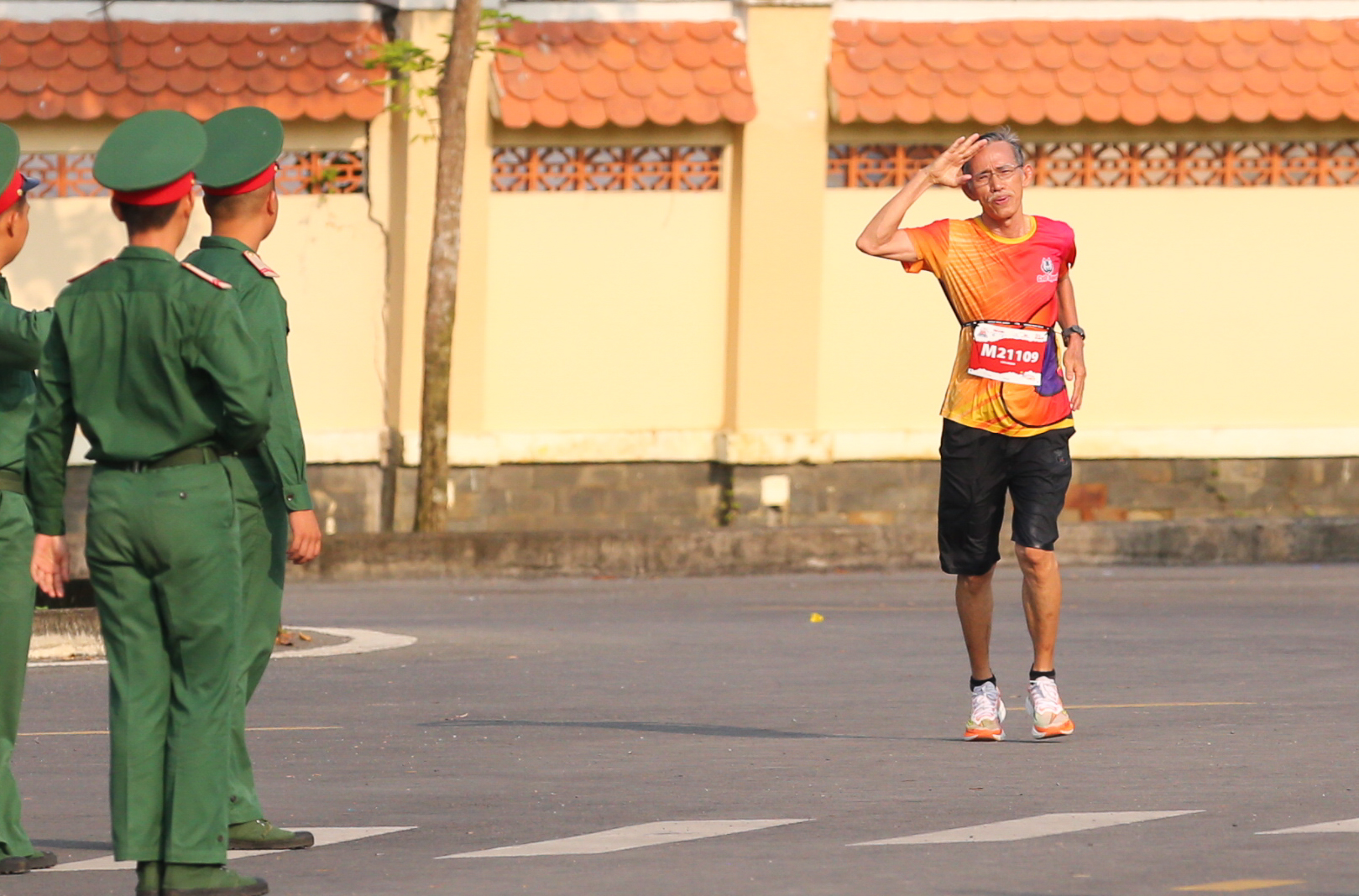 "Tự h&agrave;o Tổ quốc t&ocirc;i" lần 2-2025: X&uacute;c động h&igrave;nh ảnh c&aacute;c chiến sĩ ch&agrave;o điều lệnh runner lớn tuổi- Ảnh 2.