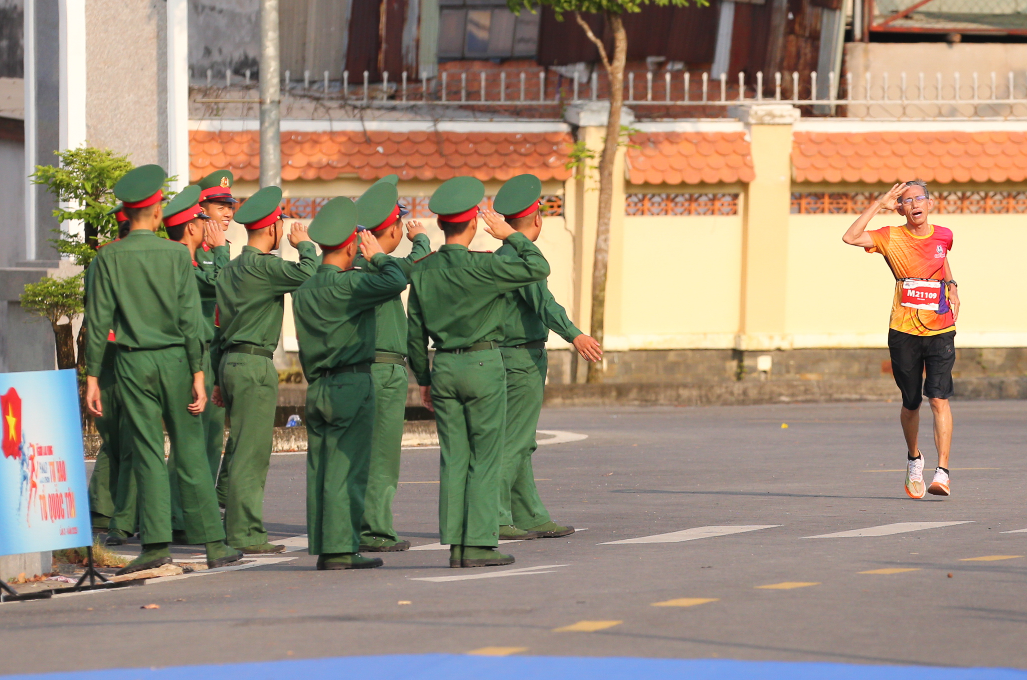 "Tự h&agrave;o Tổ quốc t&ocirc;i" lần 2-2025: X&uacute;c động h&igrave;nh ảnh c&aacute;c chiến sĩ ch&agrave;o điều lệnh runner lớn tuổi- Ảnh 3.