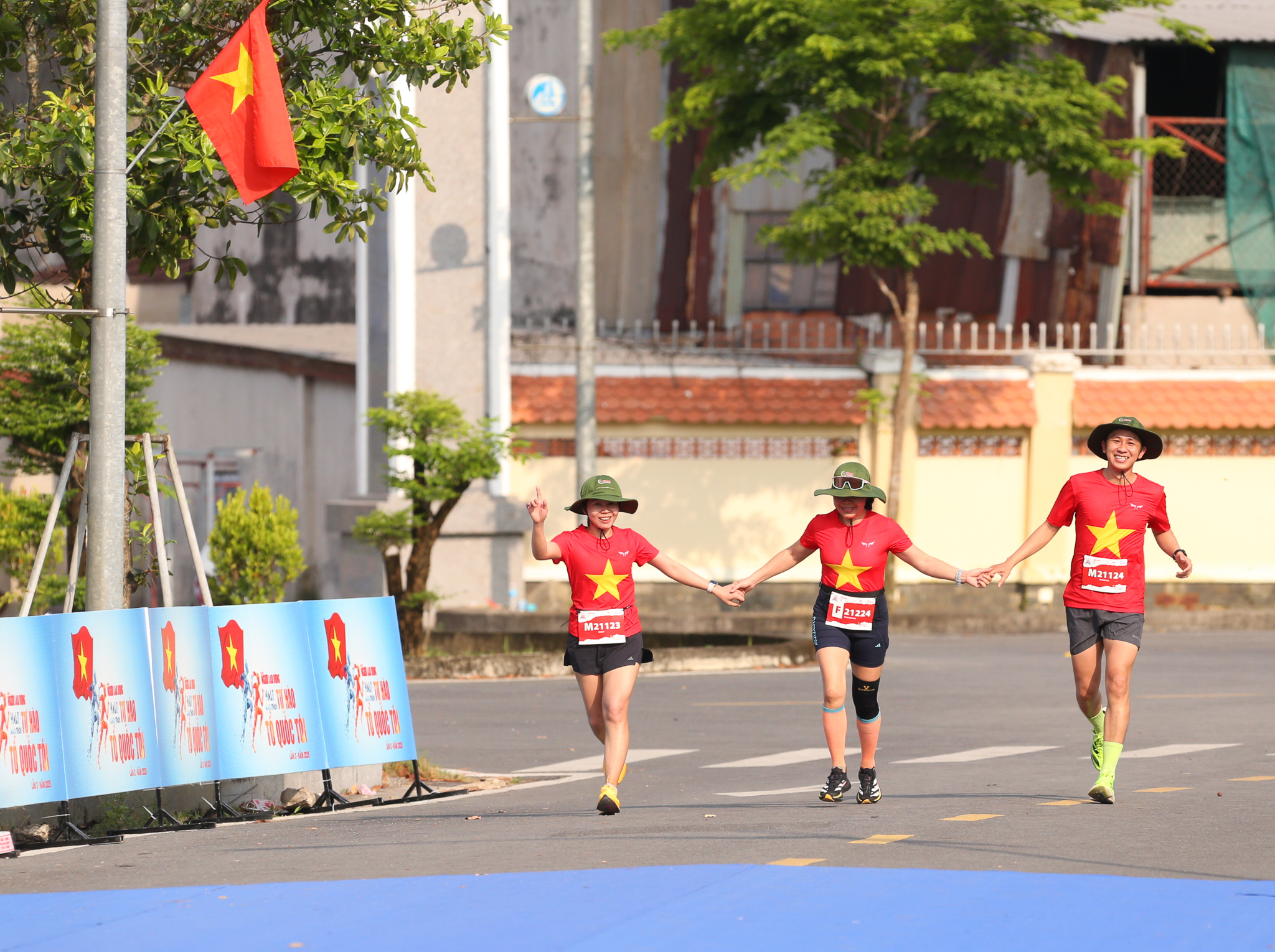 "Tự h&agrave;o Tổ quốc t&ocirc;i" lần 2-2025: X&uacute;c động h&igrave;nh ảnh c&aacute;c chiến sĩ ch&agrave;o điều lệnh runner lớn tuổi- Ảnh 5.