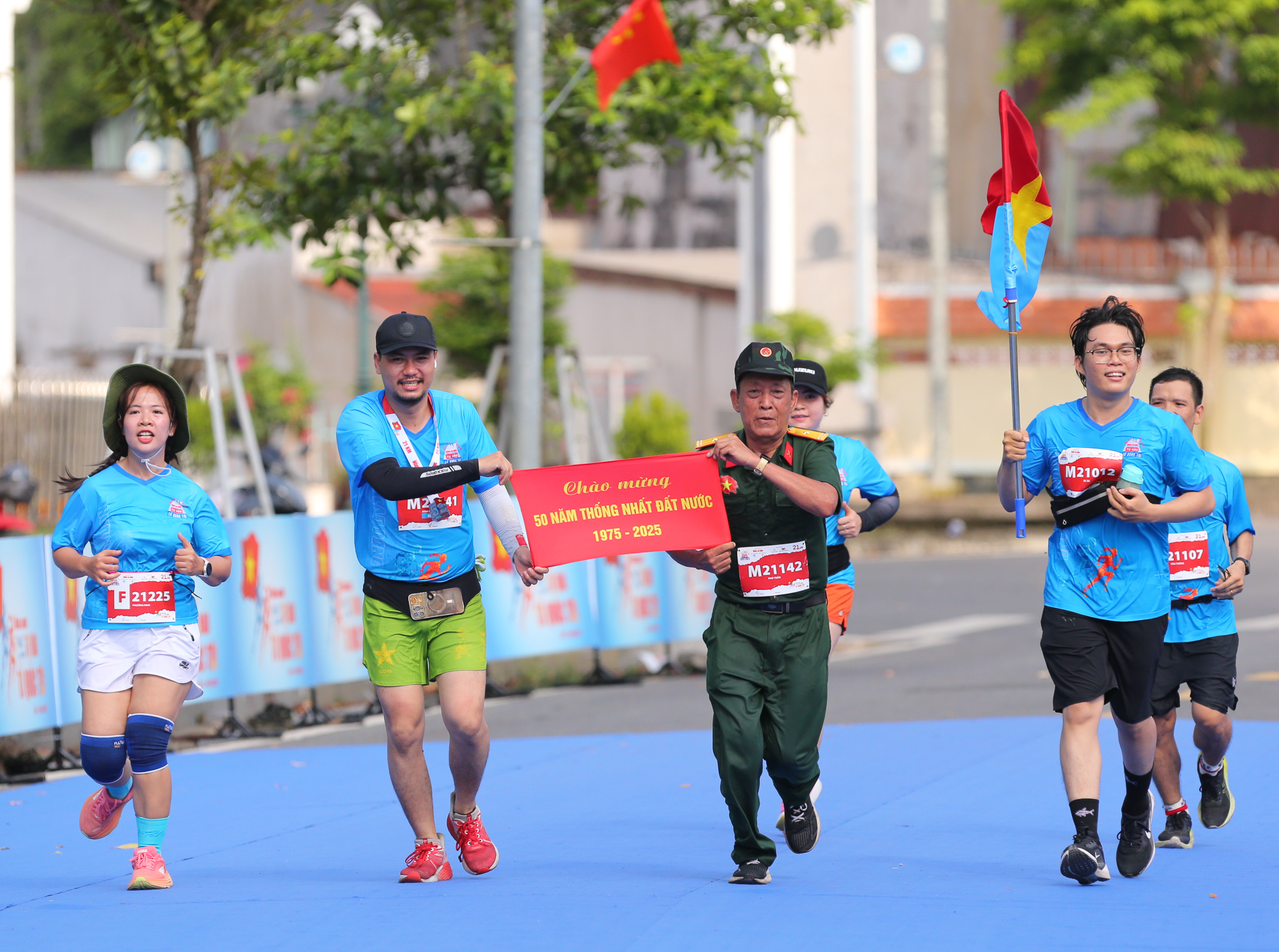 "Tự h&agrave;o Tổ quốc t&ocirc;i" lần 2-2025: X&uacute;c động h&igrave;nh ảnh c&aacute;c chiến sĩ ch&agrave;o điều lệnh runner lớn tuổi- Ảnh 4.