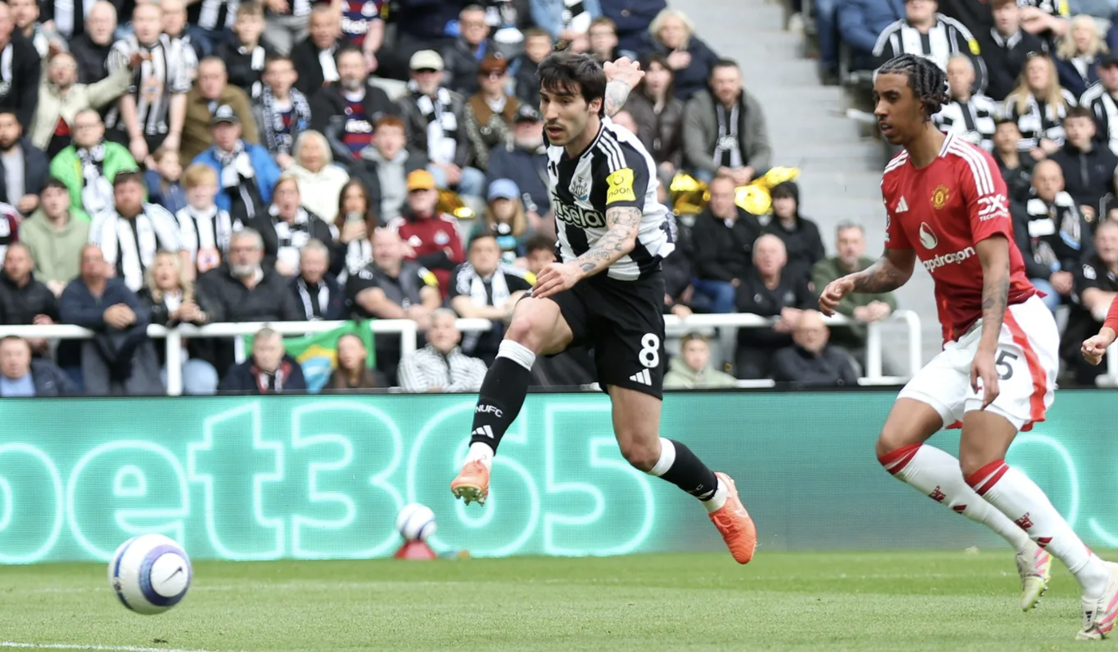 Man United thua tan tác Newcastle, chạm đáy thảm họa- Ảnh 1.