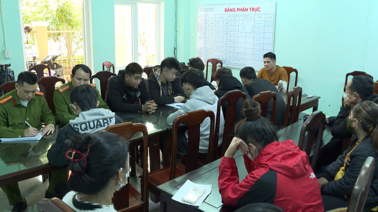 Đang dừng chờ tàu, 2 thanh thiếu niên bị đánh- Ảnh 1.