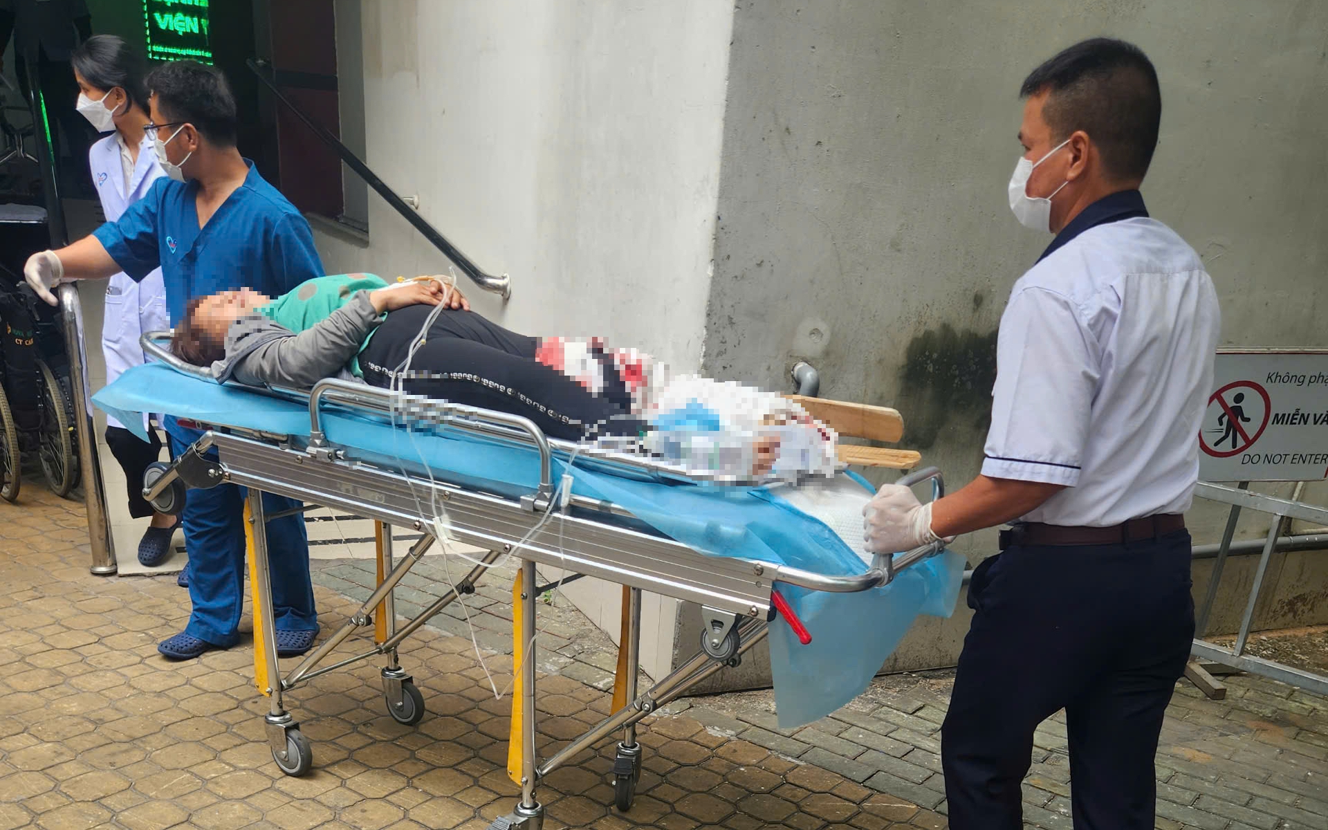 Va chạm với xe buýt, một phụ nữ khiếm thị bị thương nặng