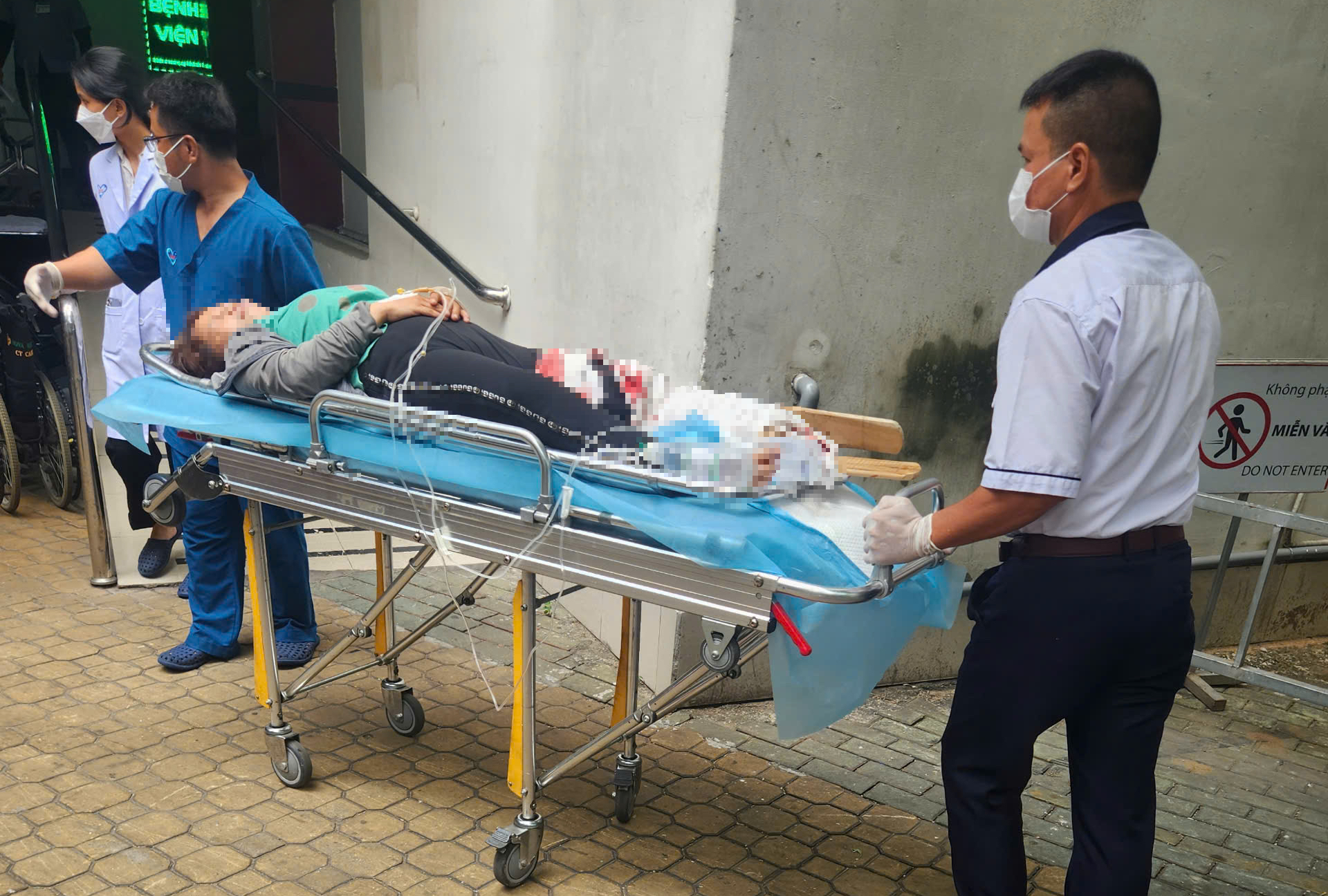 Va chạm với xe bu&yacute;t, một phụ nữ khiếm thị bị thương nặng- Ảnh 1.