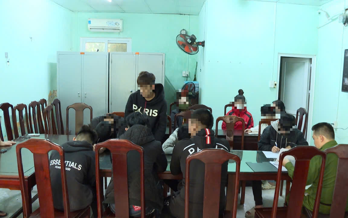 Đang dừng chờ tàu, 2 thanh thiếu niên bị đánh