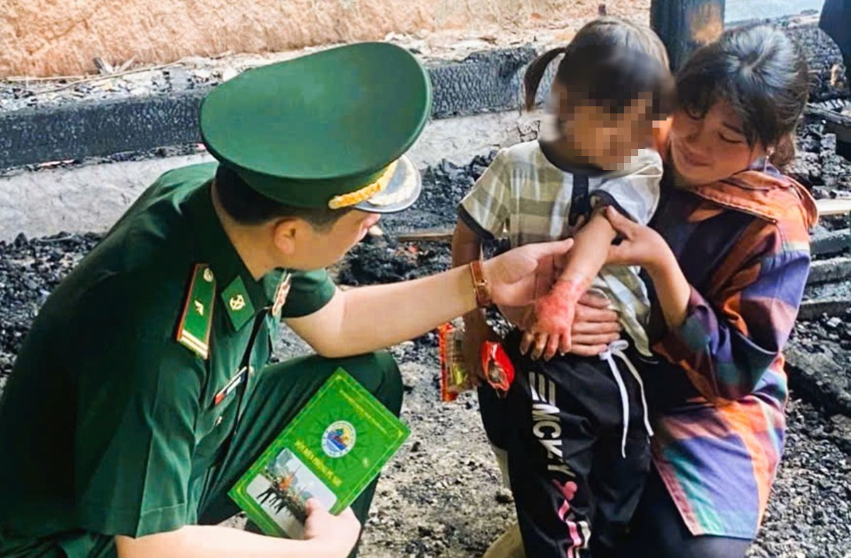 Cứu b&eacute; g&aacute;i 4 tuổi trong căn nh&agrave; ch&aacute;y- Ảnh 2.