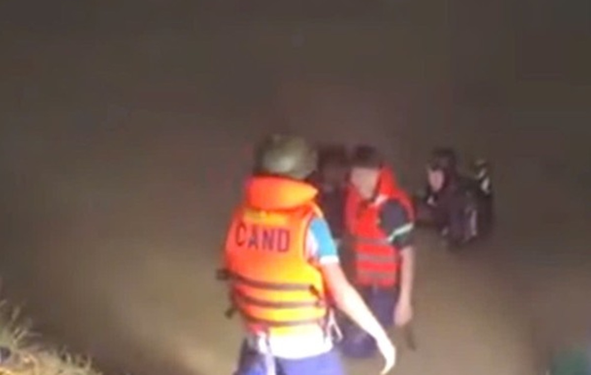 Ra hồ tắm sau khi đ&aacute; b&oacute;ng, 2 học lớp 10 sa v&agrave;o v&ugrave;ng nước s&acirc;u chết đuối thương t&acirc;m- Ảnh 1.