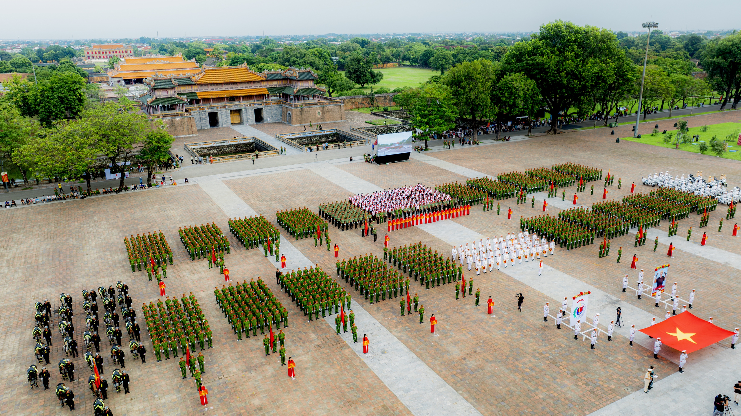 Lực lượng công an diễu binh