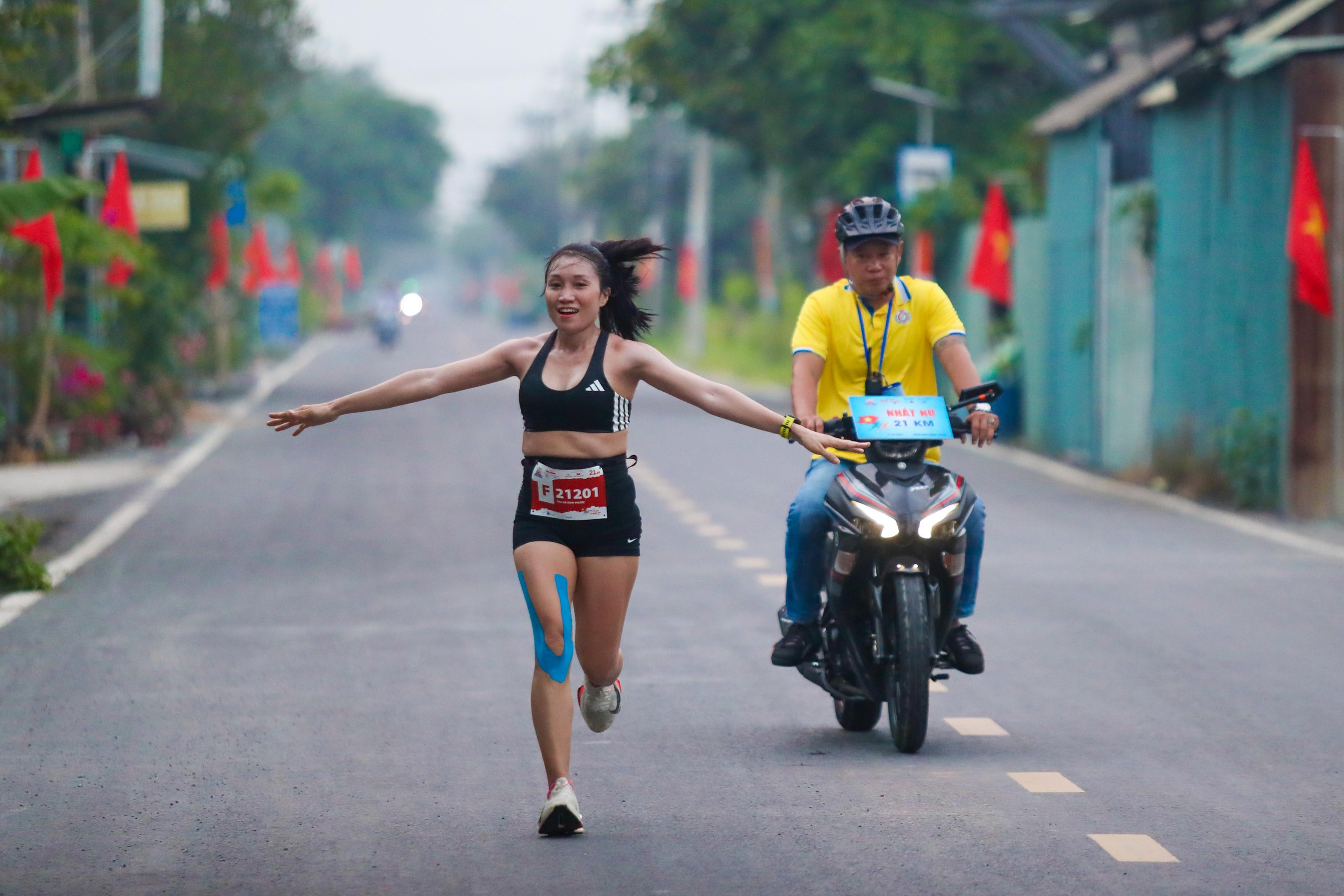 Những h&igrave;nh ảnh ấn tượng tr&ecirc;n đường chạy "Tự h&agrave;o Tổ quốc t&ocirc;i" lần 2- Ảnh 18.