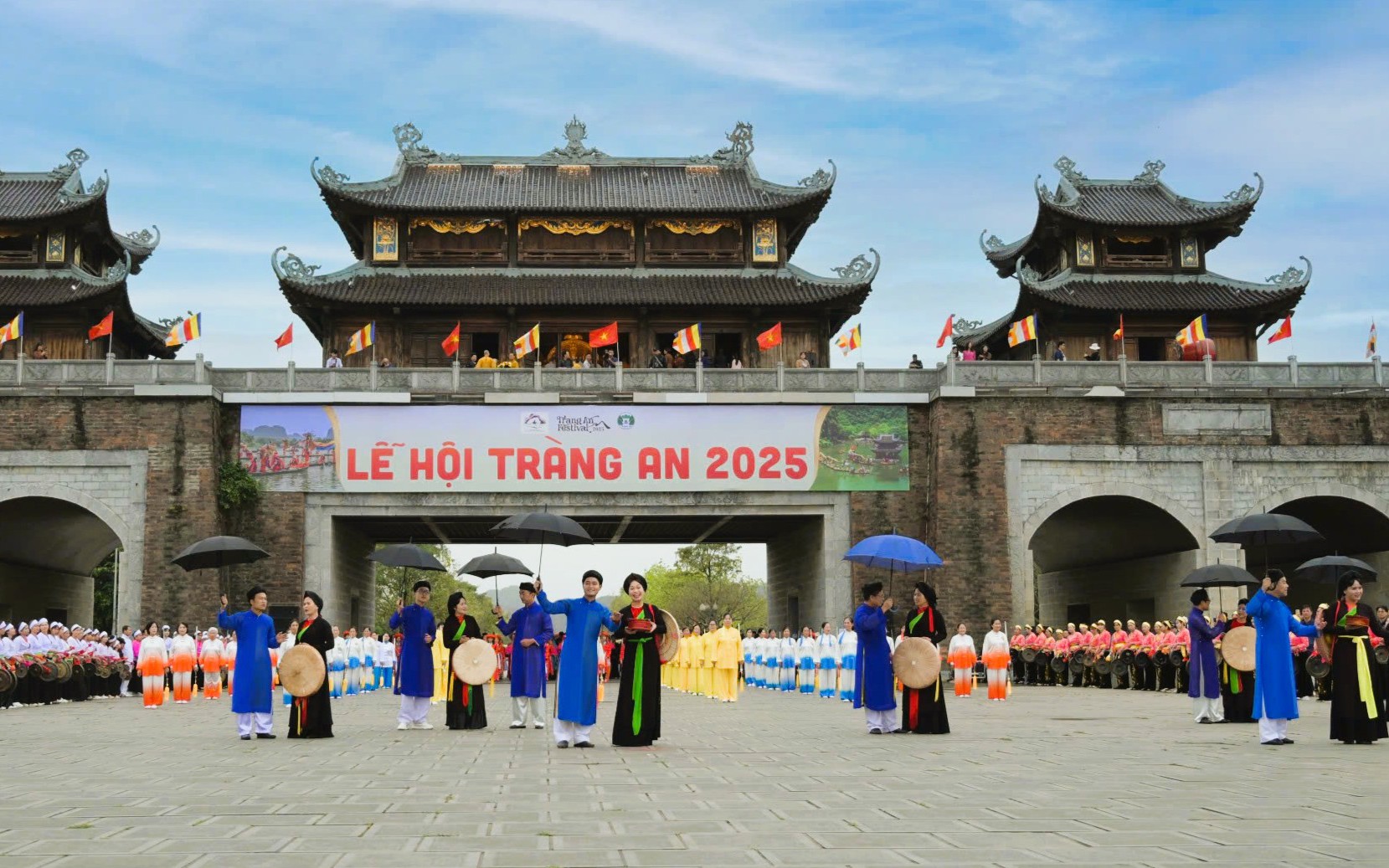 Hàng vạn du khách dự khai hội Tràng An 2025