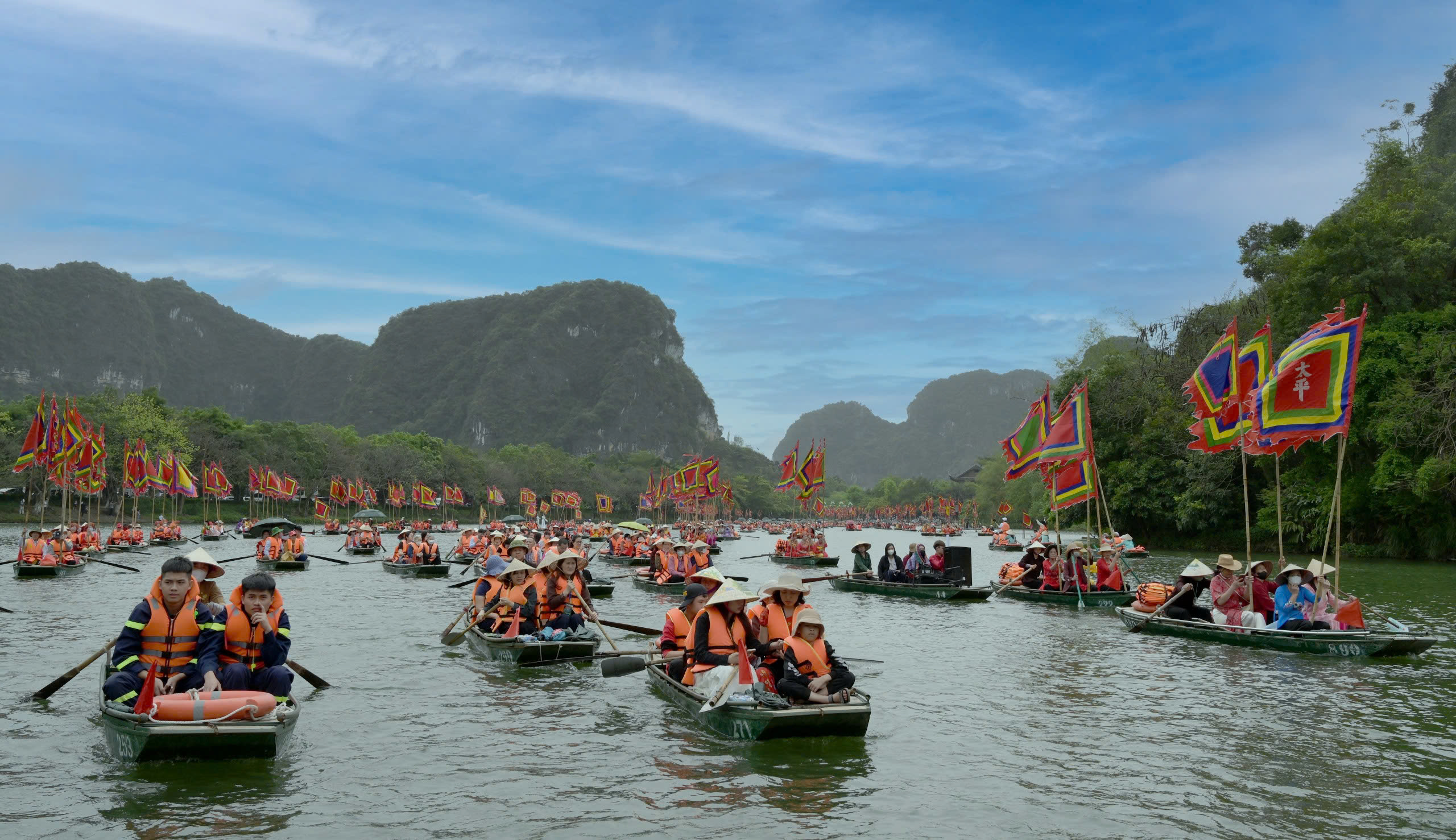 Hàng vạn du khách dự khai hội Tràng An 2025- Ảnh 1.