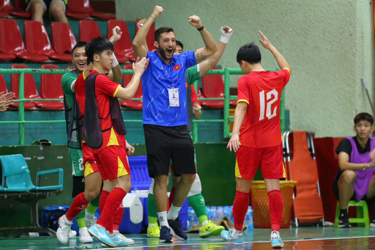 Futsal Việt Nam quật ng&atilde;  đội top 7 thế giới Kazakhstan - Ảnh 1.