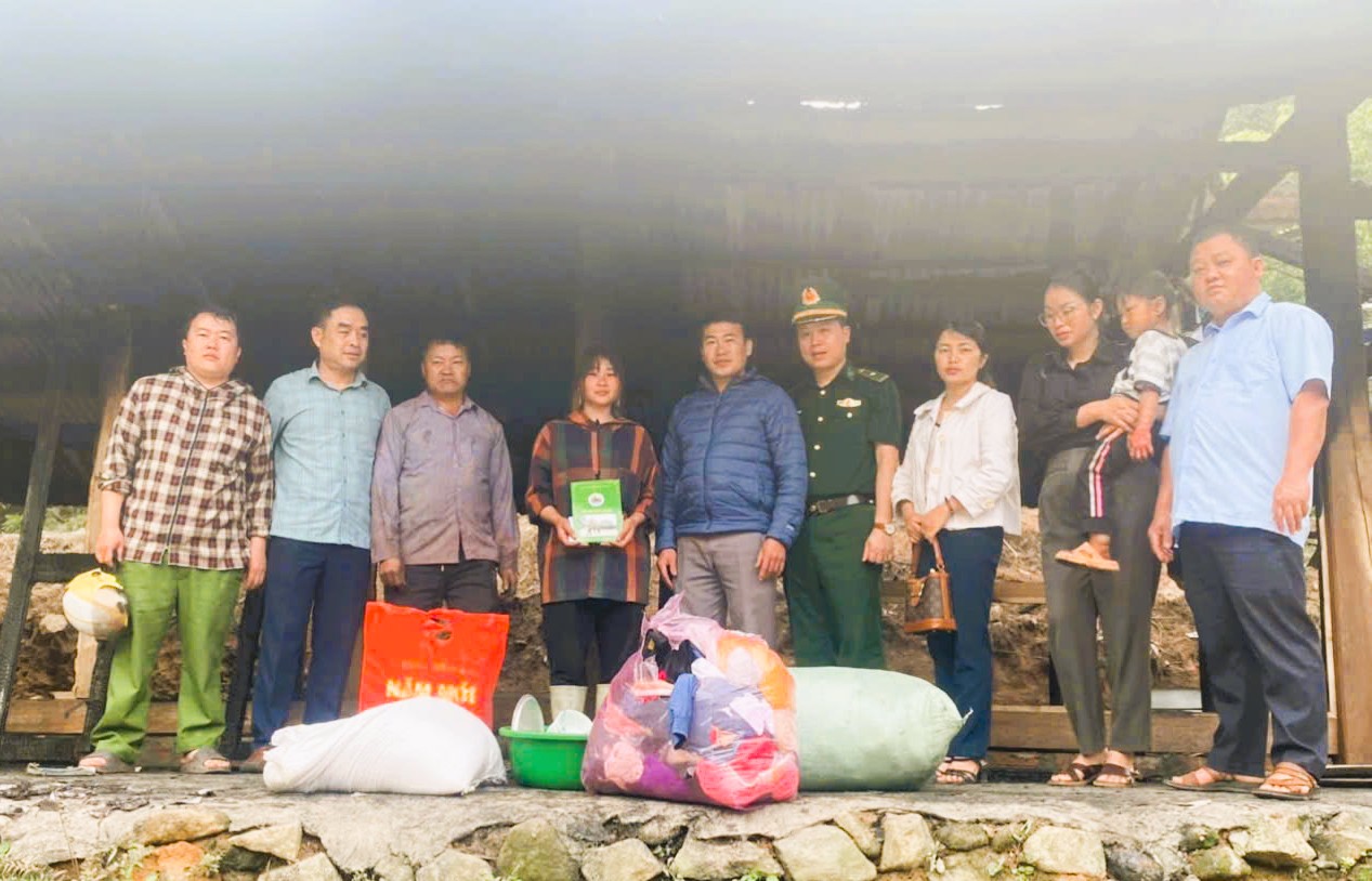 Cứu b&eacute; g&aacute;i 4 tuổi trong căn nh&agrave; ch&aacute;y- Ảnh 3.