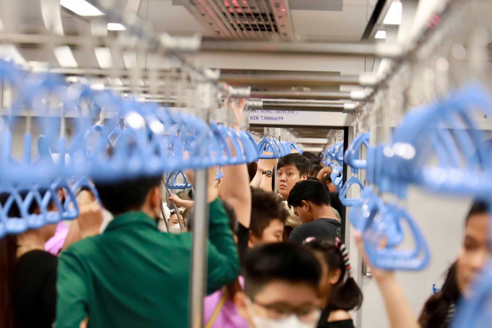 Ga metro Bến Thành rộn ràng như “lễ hội cuối tuần” trong đêm 13-4- Ảnh 6.