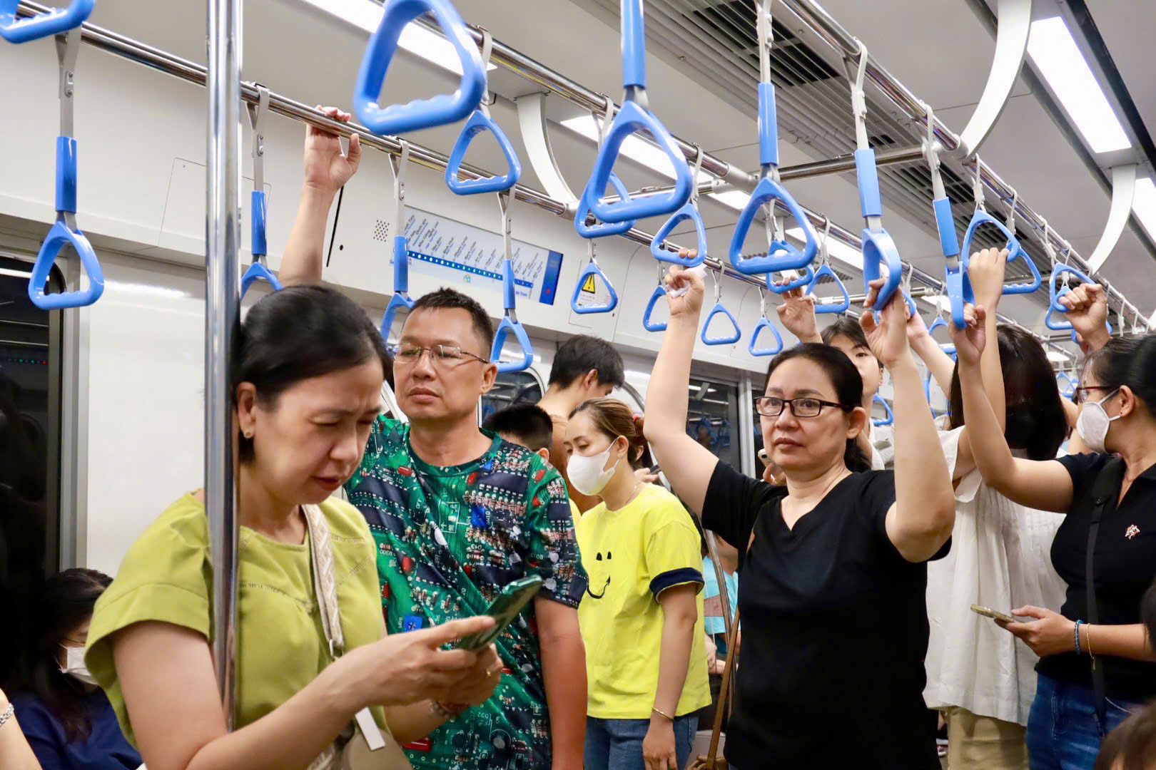 Ga metro Bến Thành rộn ràng như “lễ hội cuối tuần” trong đêm 13-4- Ảnh 5.