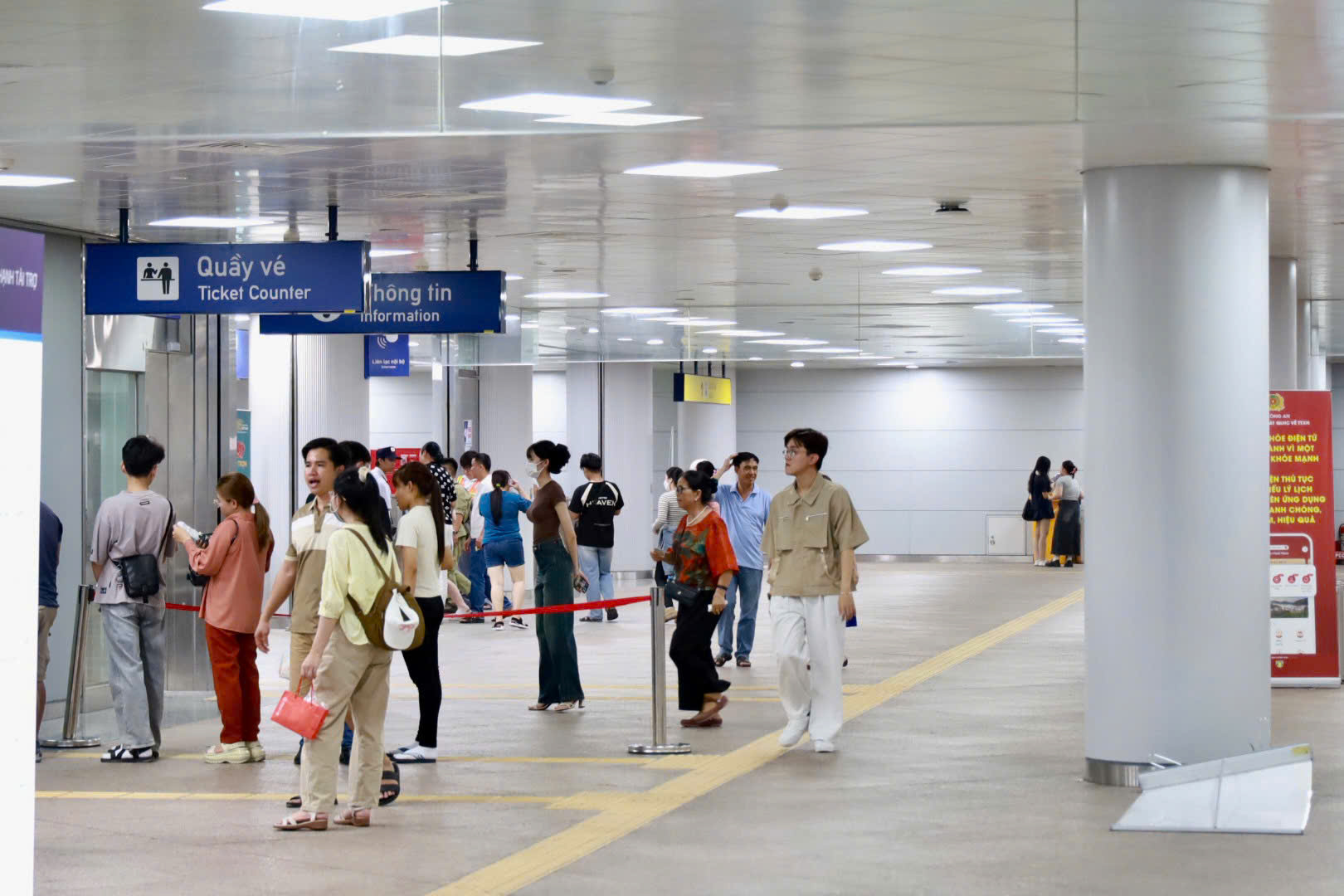 Ga metro Bến Thành rộn ràng như “lễ hội cuối tuần” trong đêm 13-4- Ảnh 8.