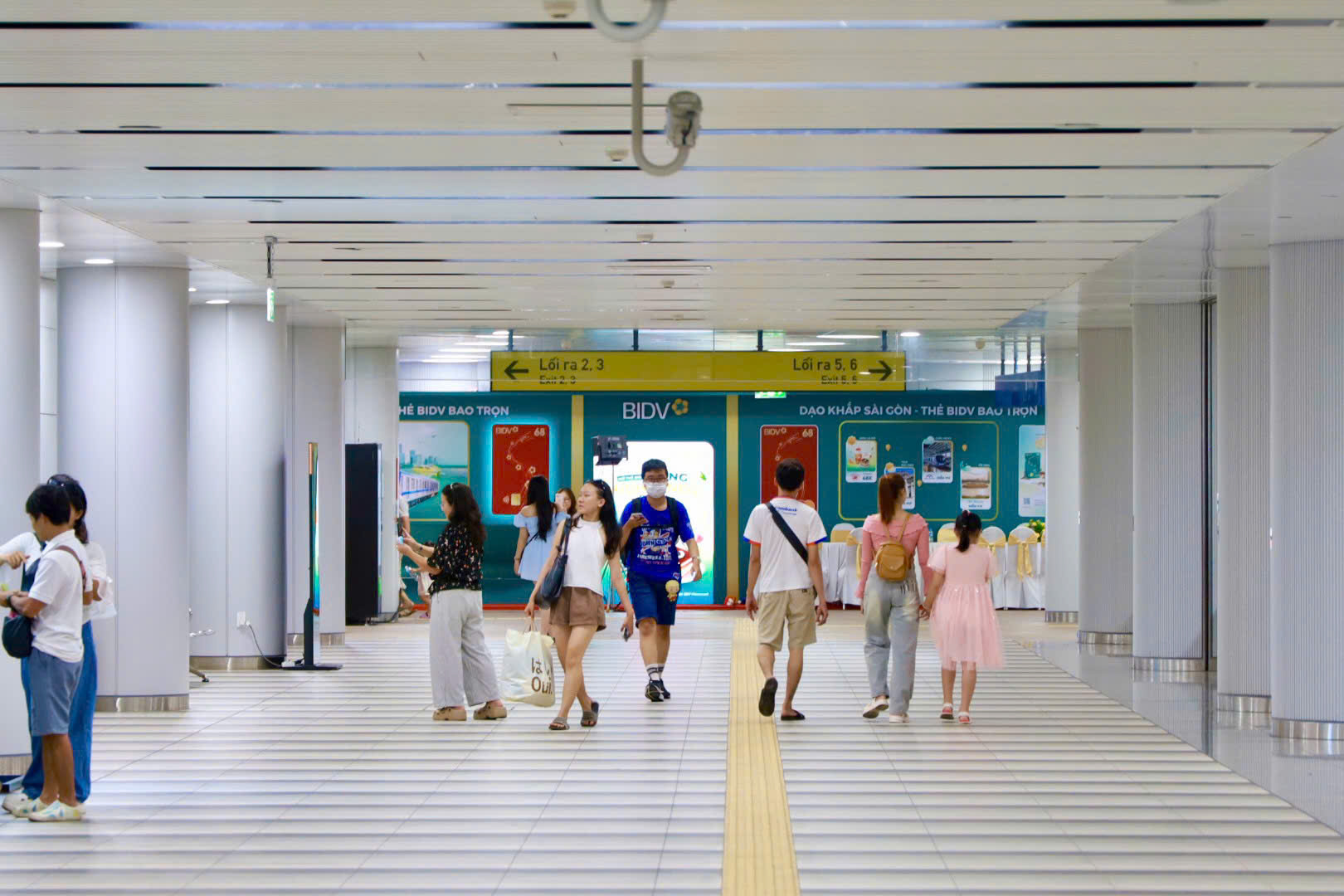 Ga metro Bến Thành rộn ràng như “lễ hội cuối tuần” trong đêm 13-4- Ảnh 9.