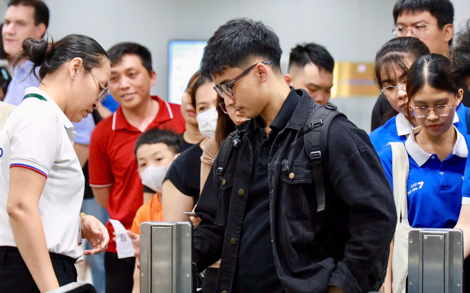 Ga metro Bến Thành rộn ràng như “lễ hội cuối tuần” trong đêm 13-4