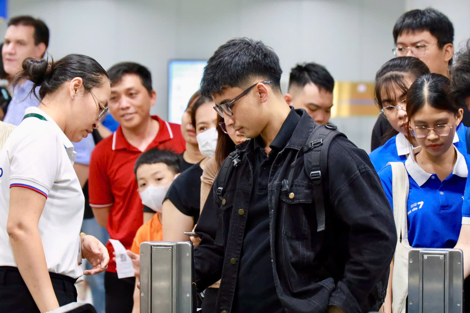 Ga metro Bến Thành rộn ràng như “lễ hội cuối tuần” trong đêm 13-4- Ảnh 10.
