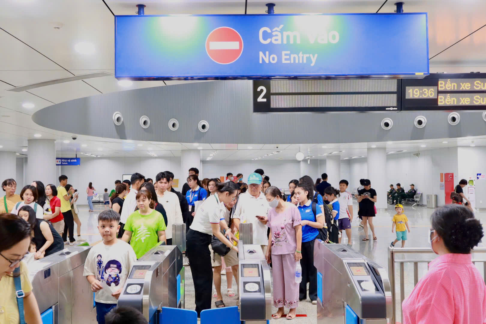 Ga metro Bến Thành rộn ràng như “lễ hội cuối tuần” trong đêm 13-4- Ảnh 1.