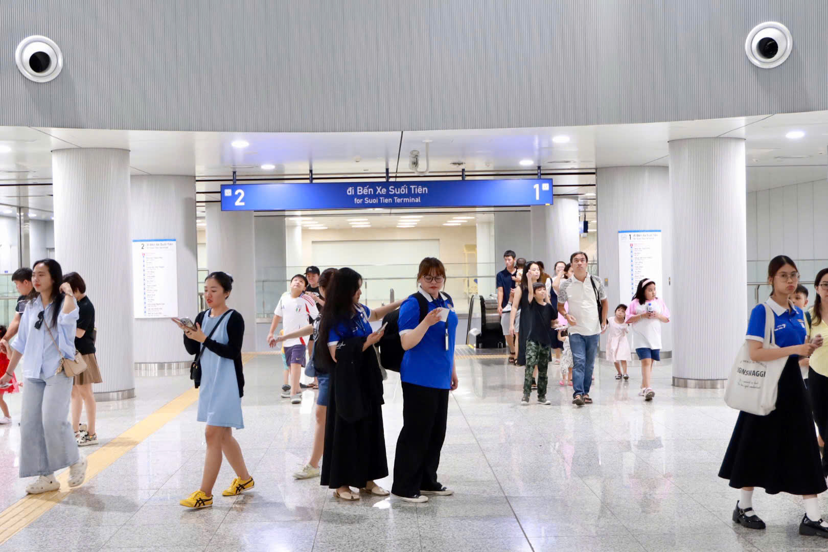 Ga metro Bến Thành rộn ràng như “lễ hội cuối tuần” trong đêm 13-4- Ảnh 7.