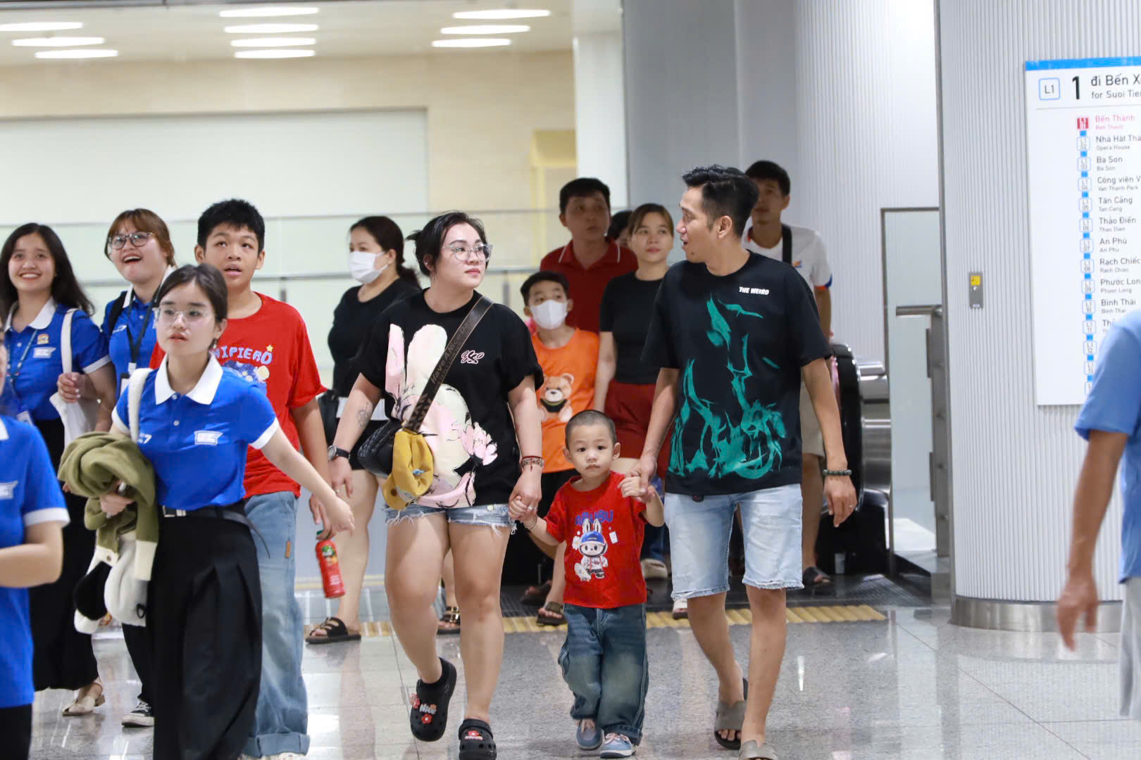 Ga metro Bến Thành rộn ràng như “lễ hội cuối tuần” trong đêm 13-4- Ảnh 3.